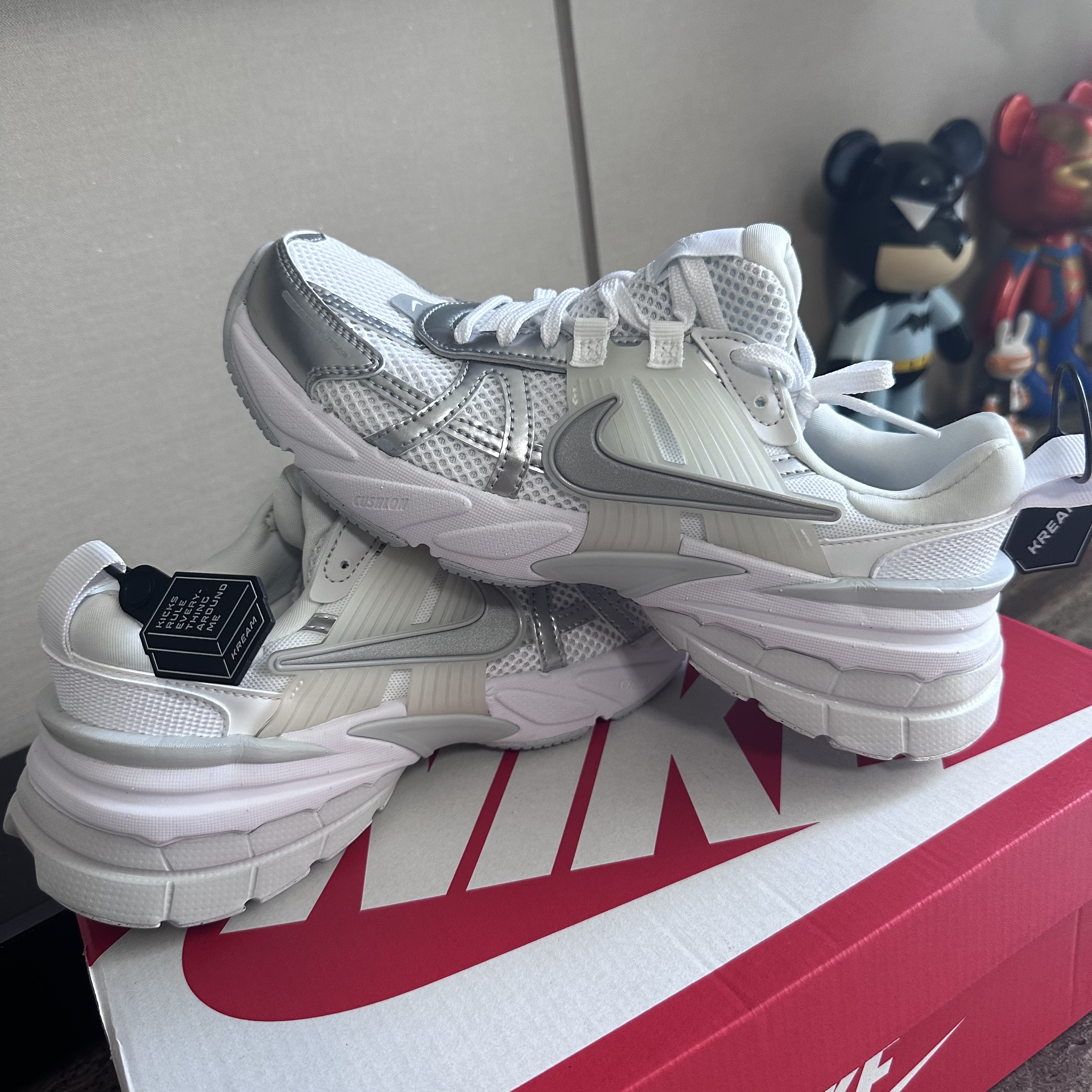 Nike V2K Run Metallic Silver White 착용 스타일