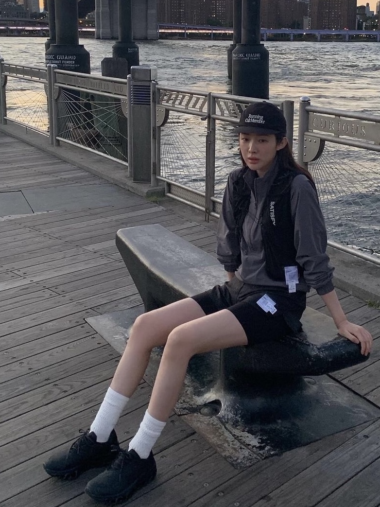 Satisfy Peaceshell Running Cap Black, On Running x Post Archive Faction (Paf) Cloudmonster 2 Black Magnet 착용 스타일 - 3
