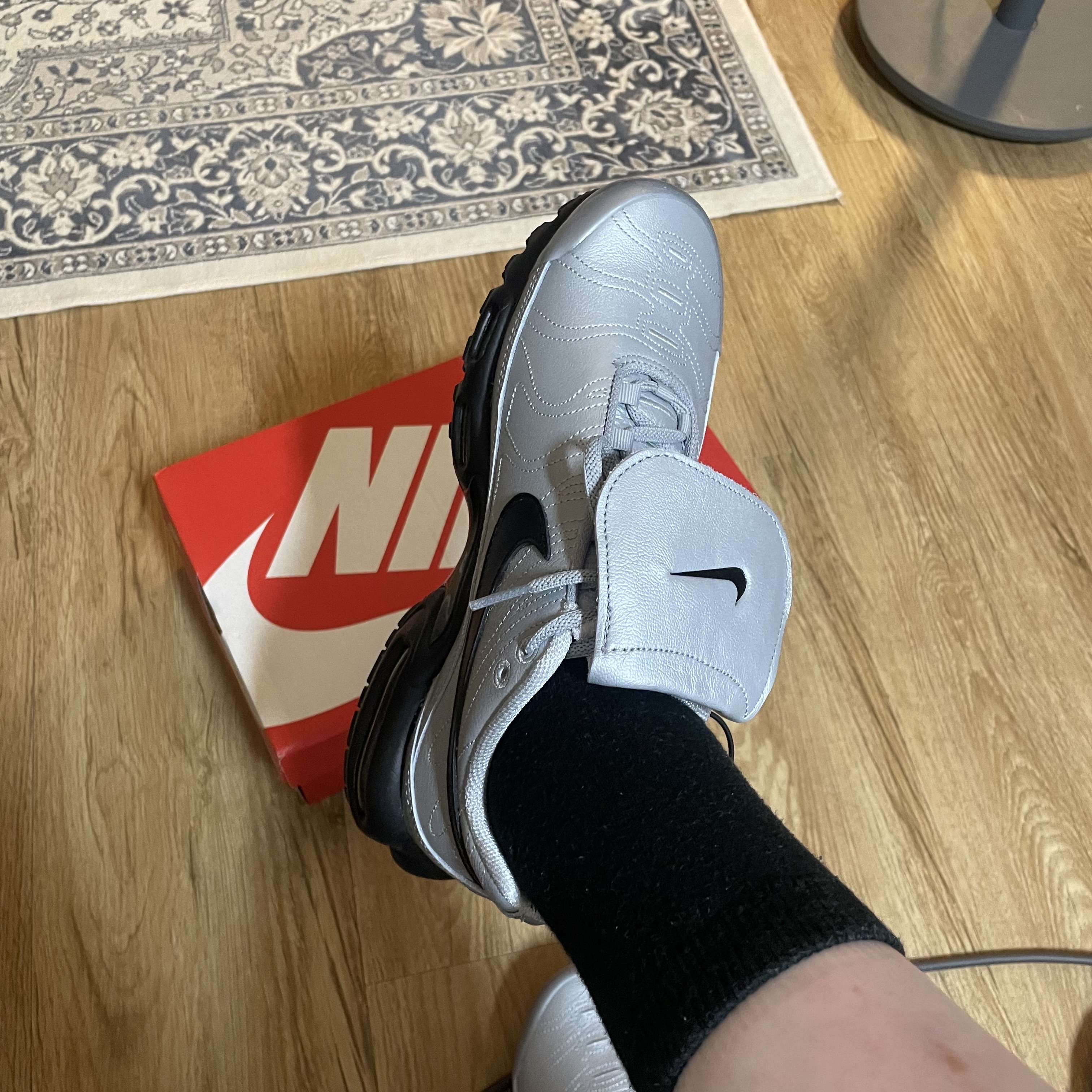 Nike Air Max Plus TNPO Wolf Grey and Black 착용 스타일 - 2