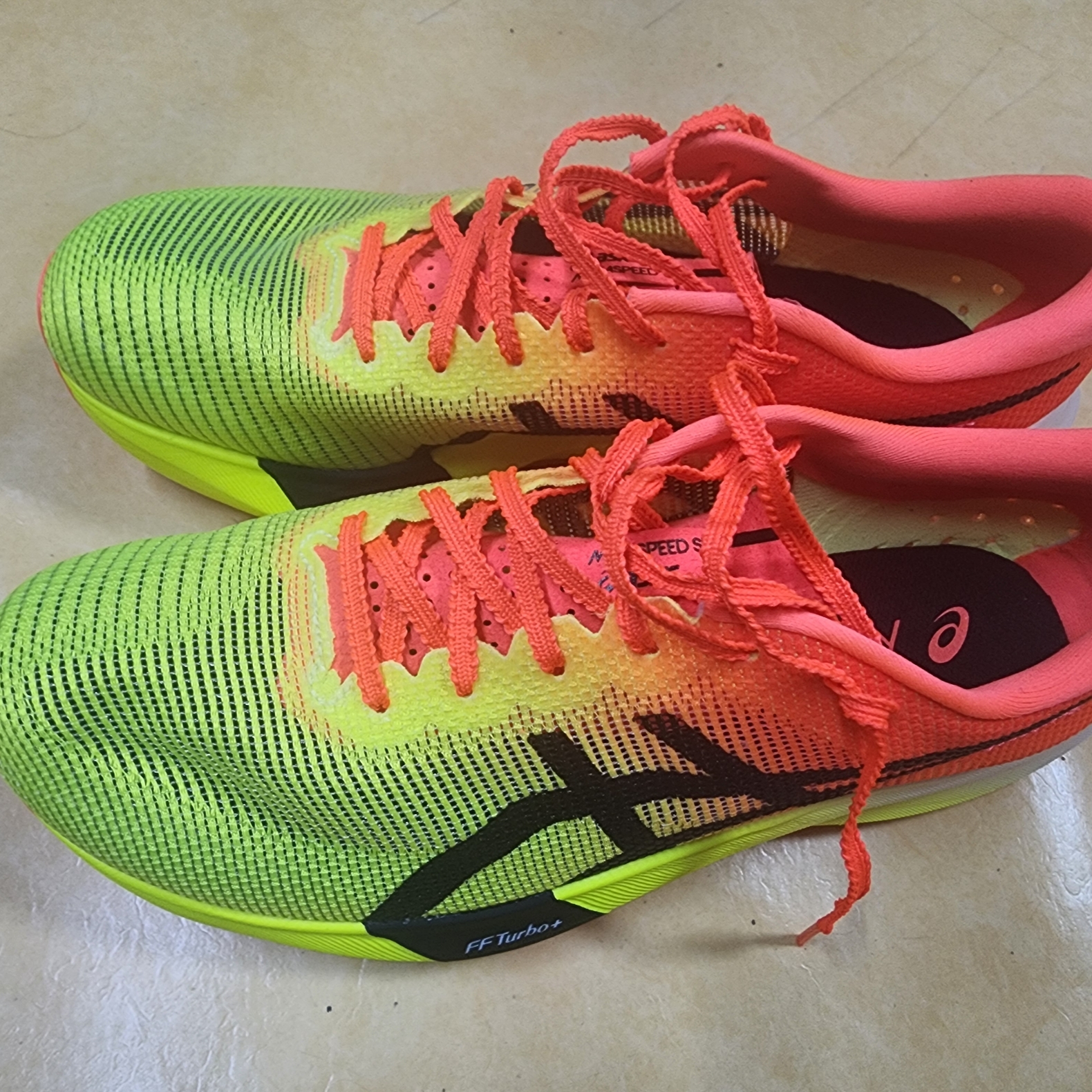 Asics Metaspeed Sky Paris Safety Yellow Black 착용 스타일 - 1