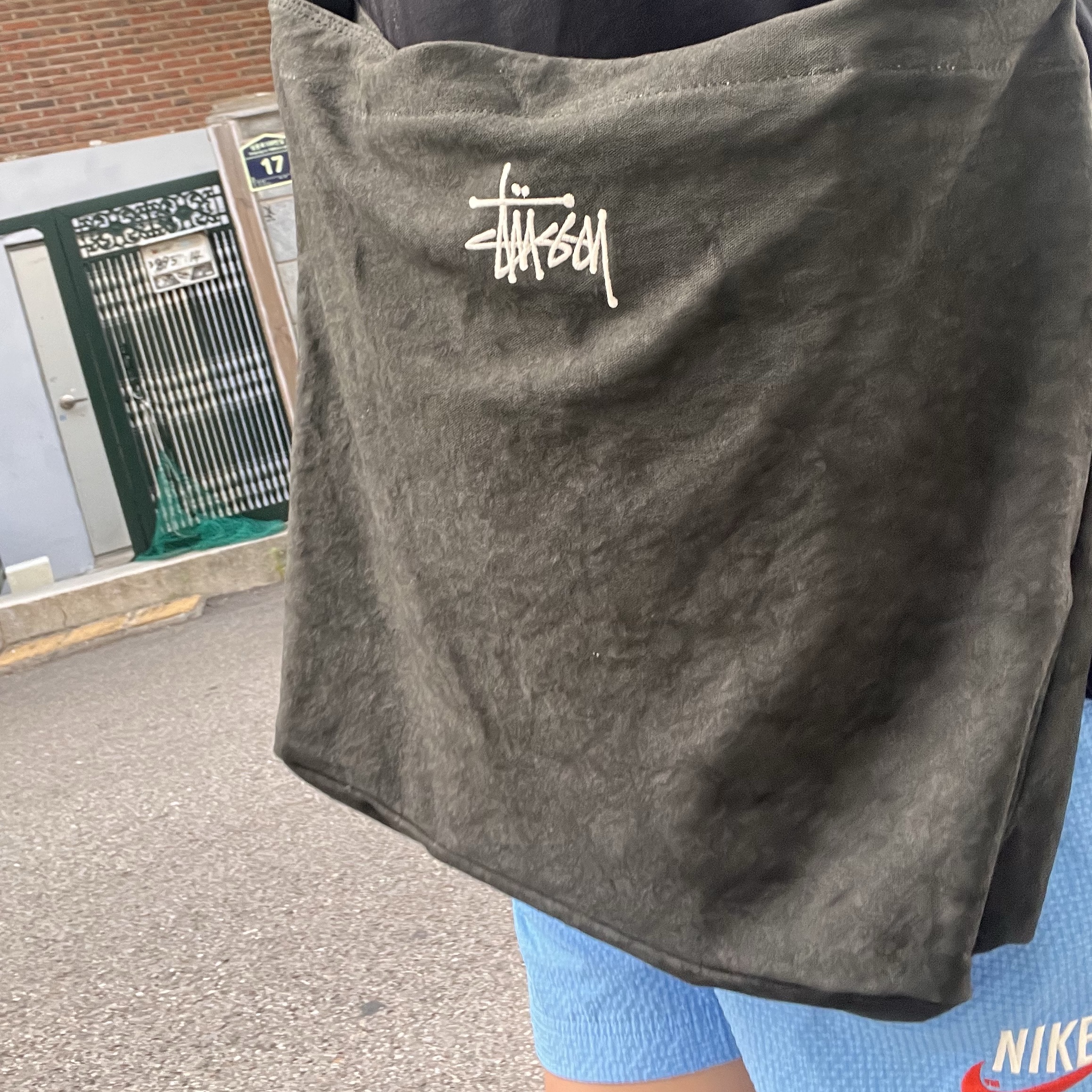 Stussy Canvas Crossbody Bag Washed Black 착용 스타일