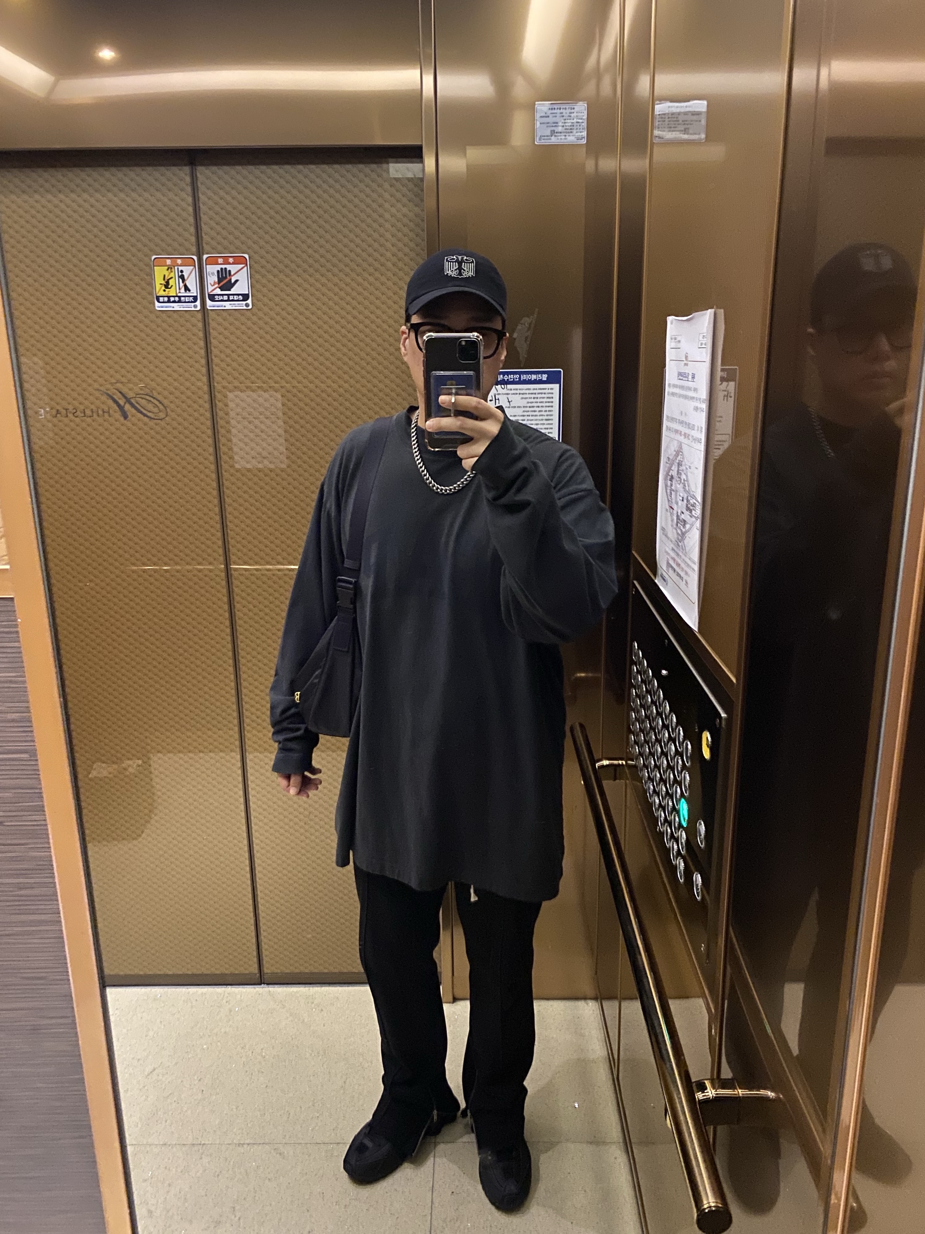 Yeezy Gap Engineered By Balenciaga Dove Long Sleeve T-Shirt Black, (W) Nike Shox R4 Black 착용 스타일