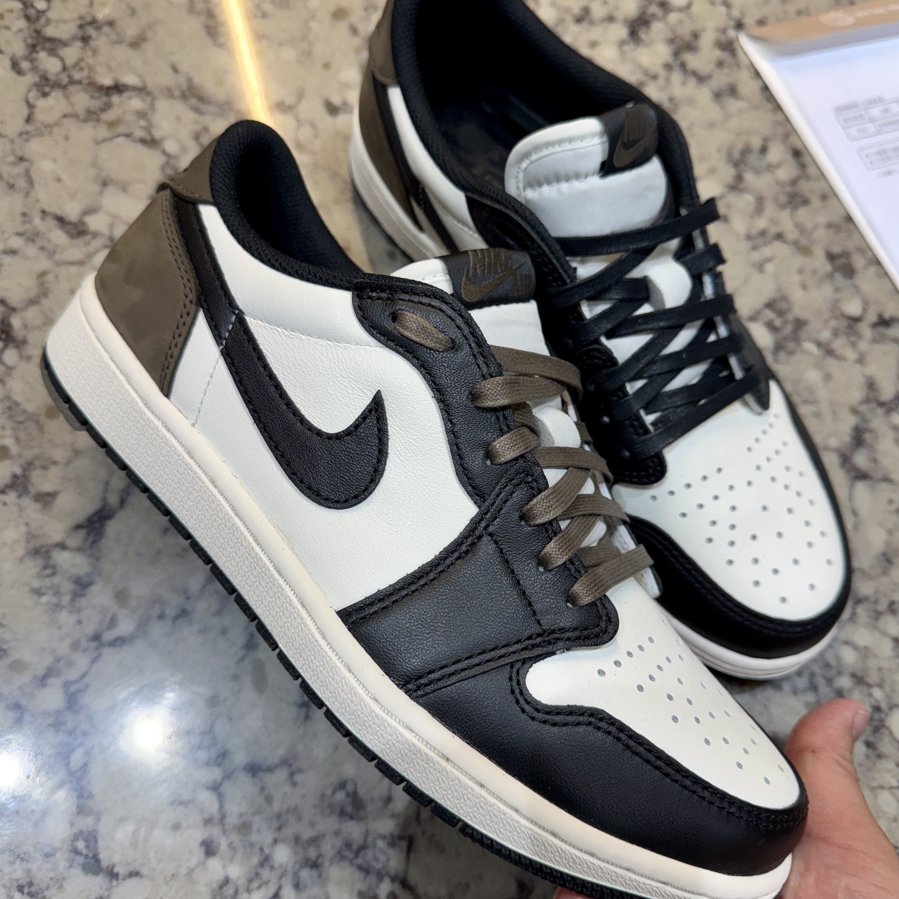 Jordan 1 Retro Low OG Mocha 착용 스타일 - 1