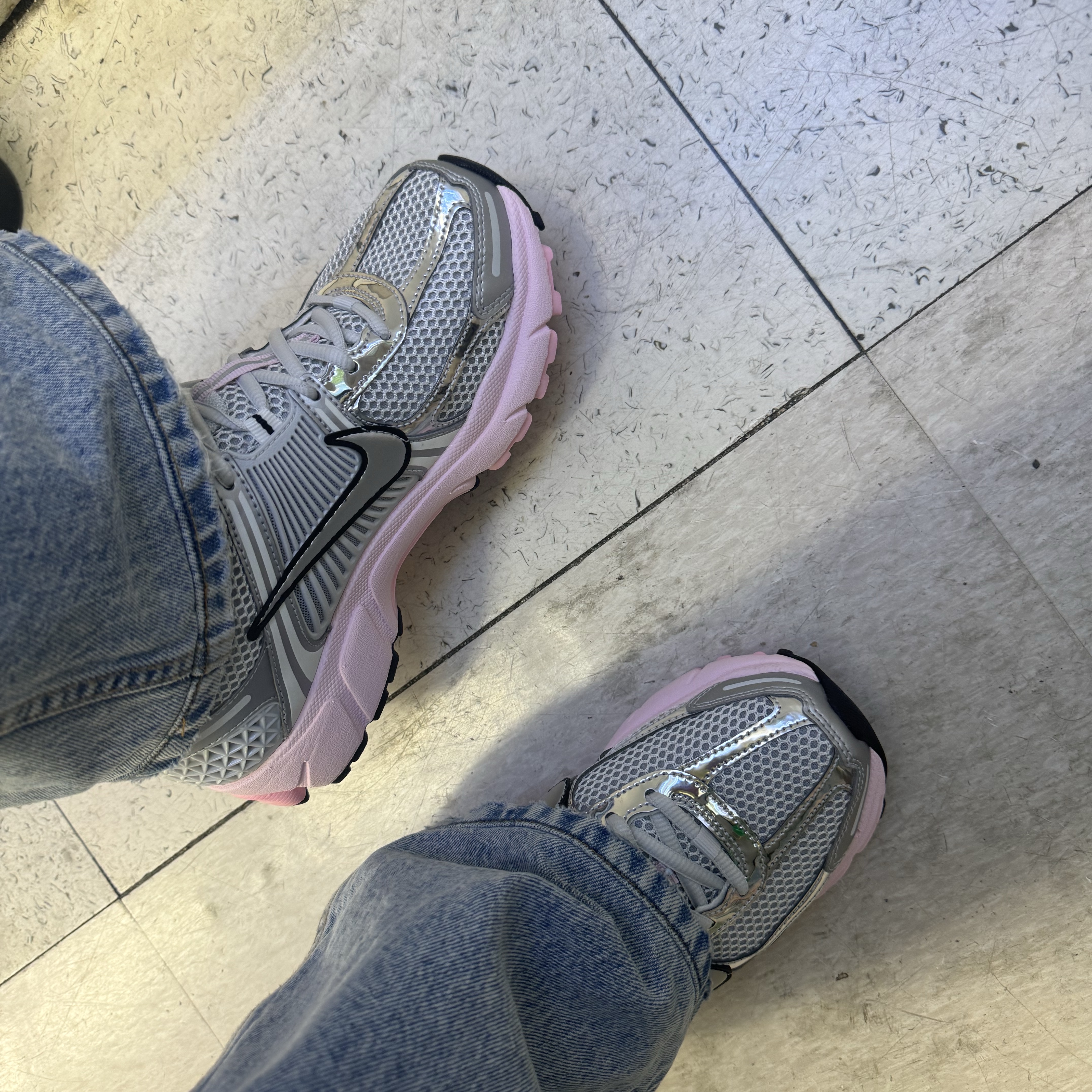 (W) Nike Zoom Vomero 5 Photon Dust Pink Foam 착용 스타일 - 3