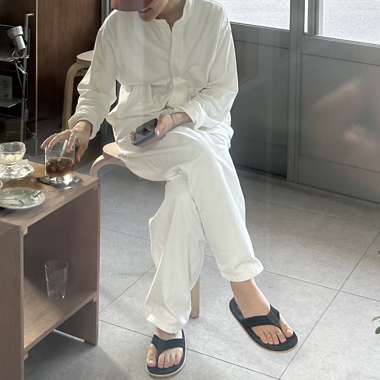 Island Slipper Classic Ultimate Suede Navy 착용 스타일