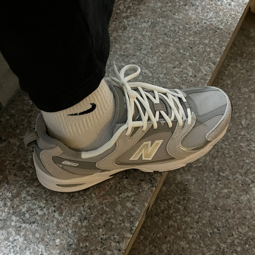 New Balance 530 Grey 착용 스타일 - 2