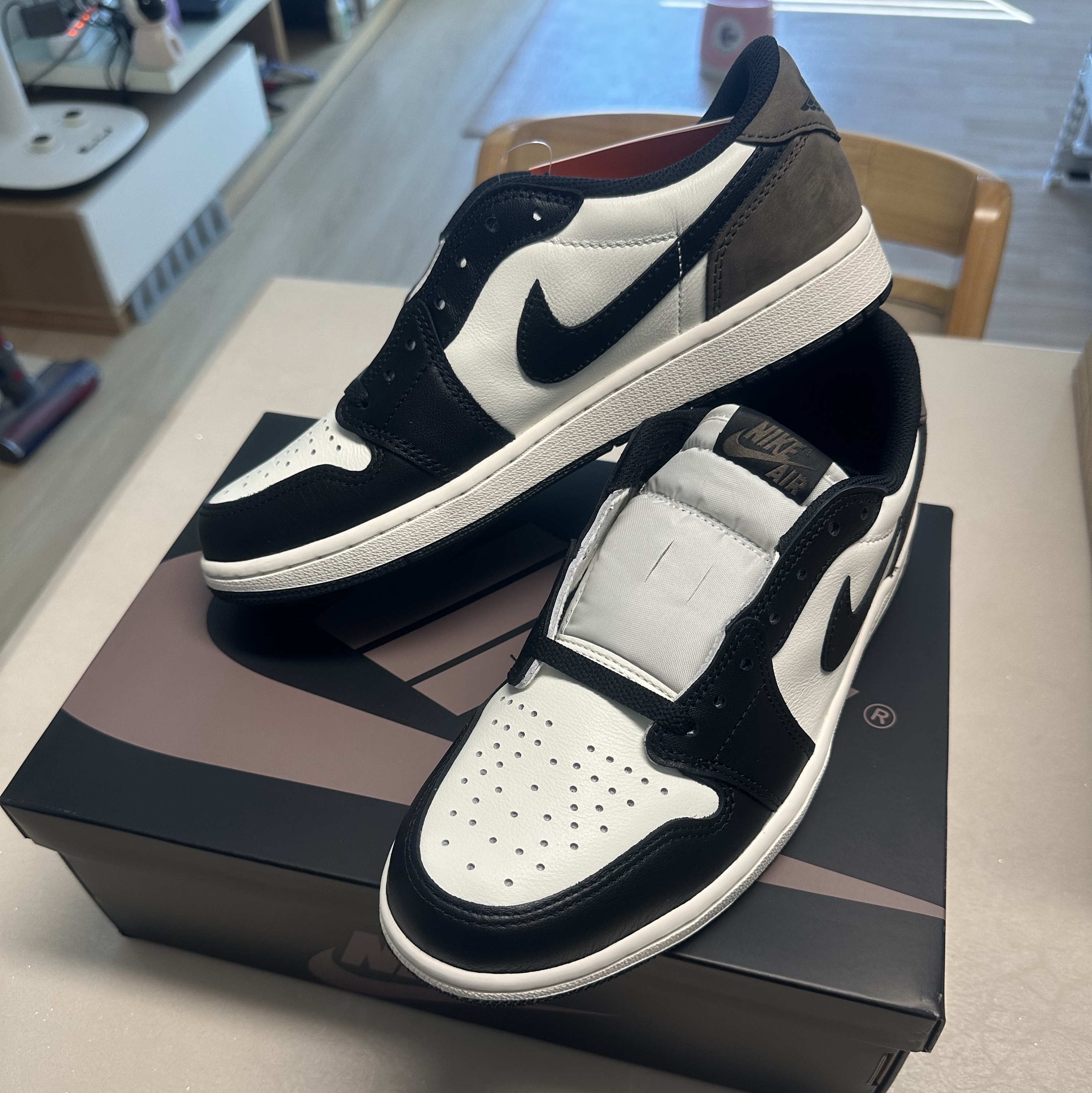 Jordan 1 Retro Low OG Mocha 착용 스타일 - 2