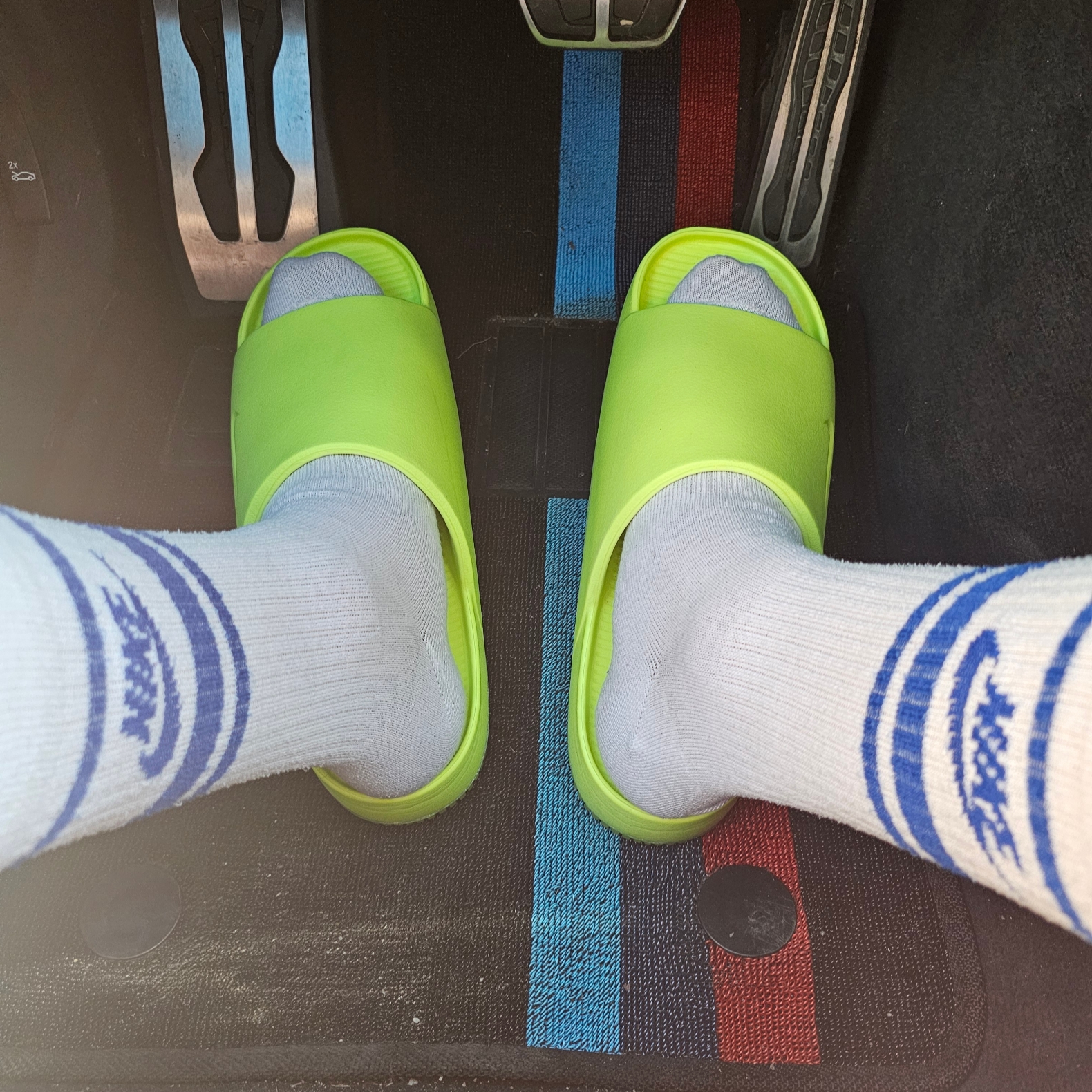 Nike Calm Slide Volt, Nike NSW Everyday Essential Crew Socks White Game Royal (3 Pack/Korean Ver.) 착용 스타일