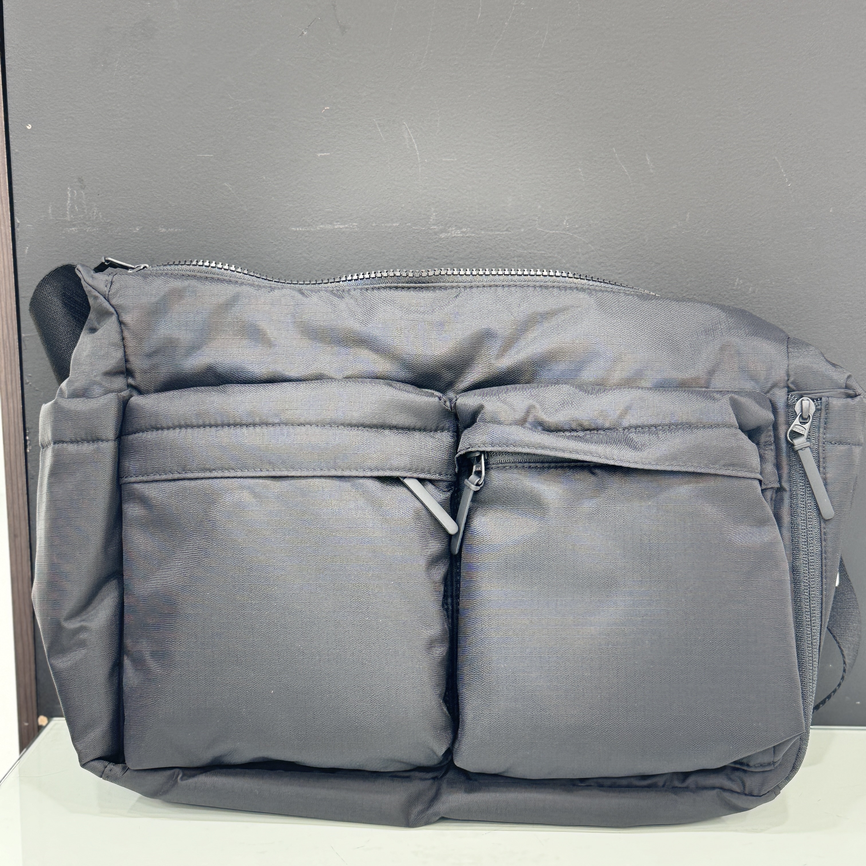 Uniqlo Multi Pocket Shoulder Bag Black 착용 스타일 - 1