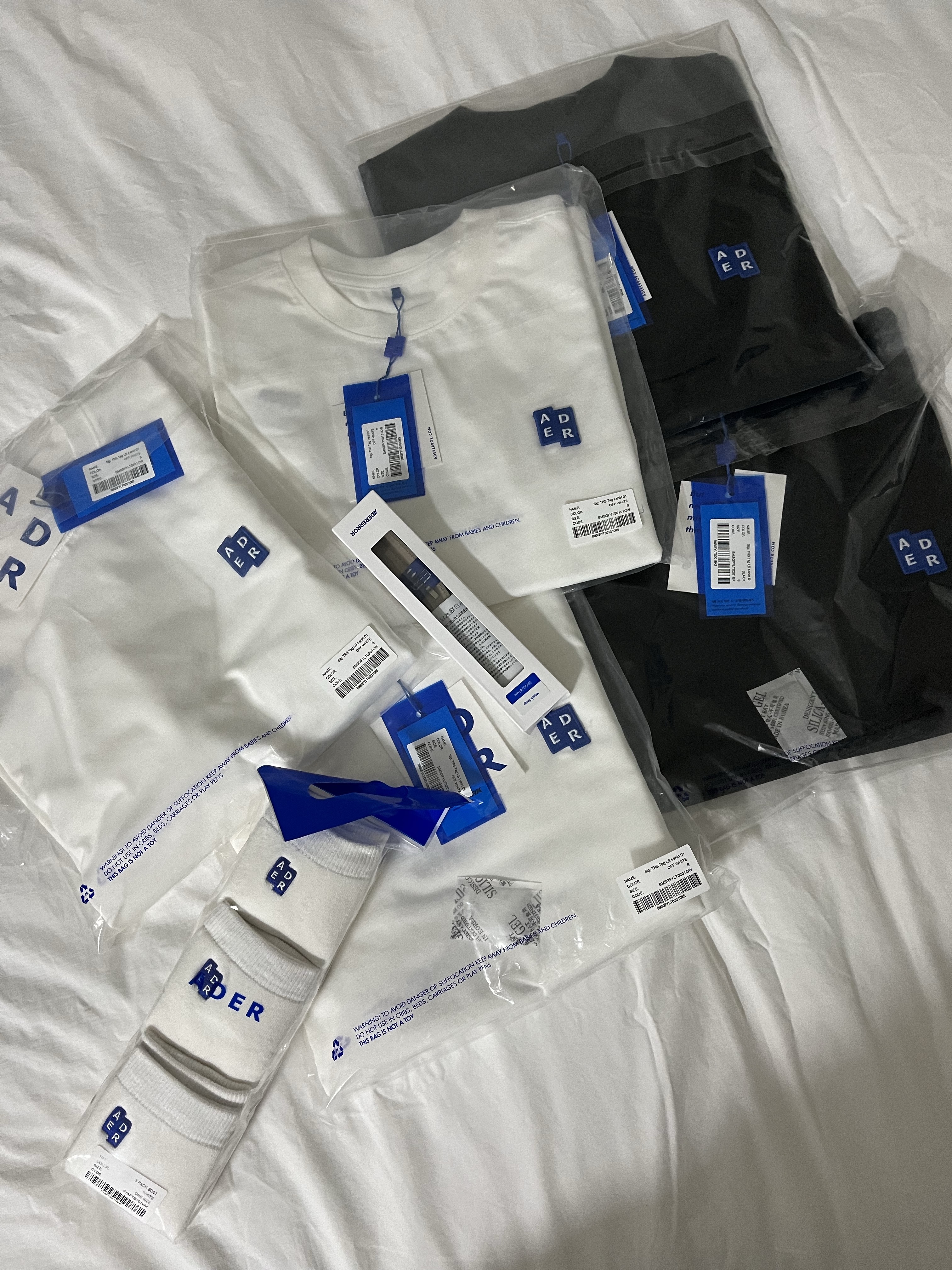 Ader Error Sig; TRS/BL Tag T-Shirt 01 Off White, Ader Error Sig; TRS/BL Tag LS T-Shirt 01 Black 착용 스타일