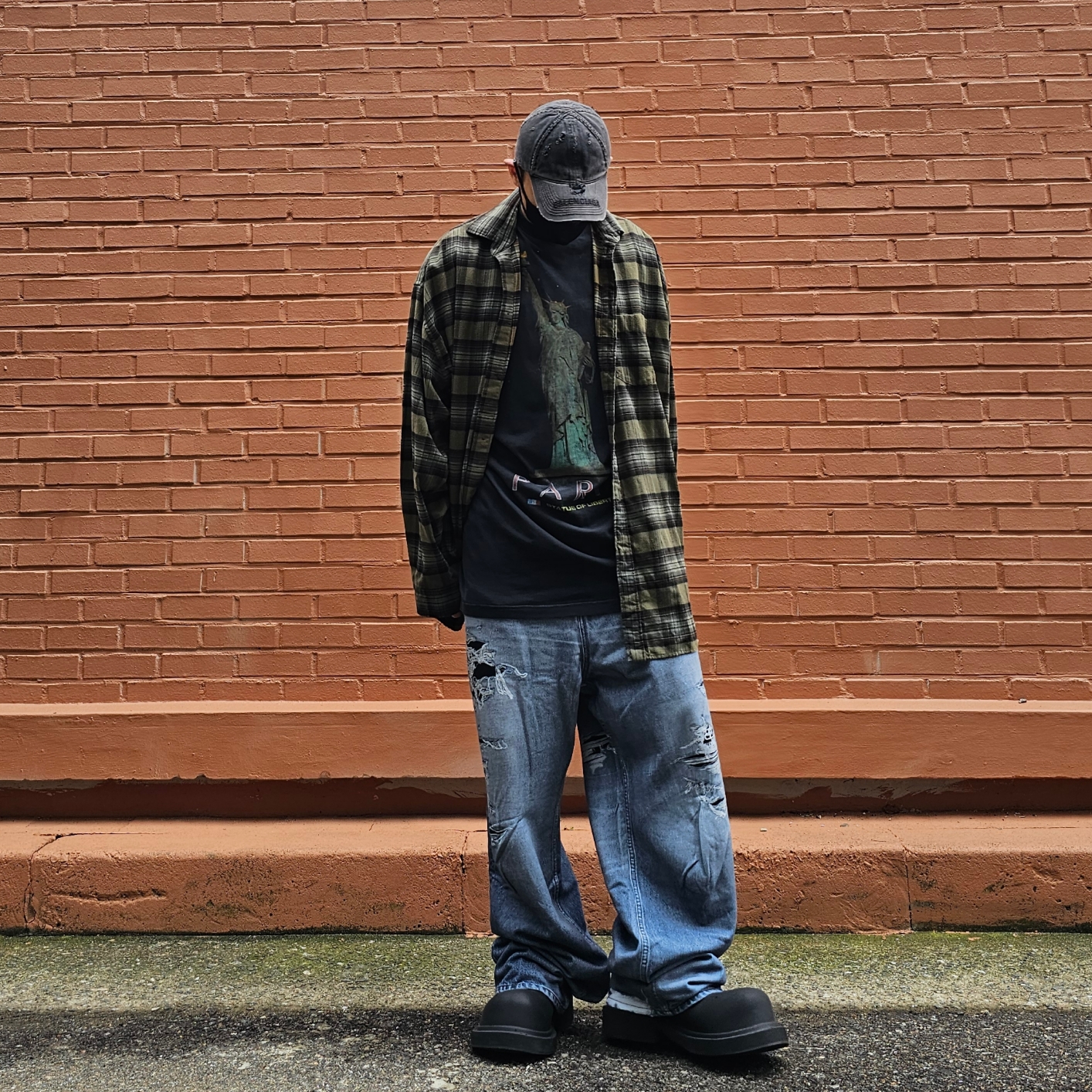 Balenciaga Paris Liberty Layered Oversized Shirts Dark Green, Balenciaga Trompe L’oeil Denim Pants Blue 착용 스타일 - 2