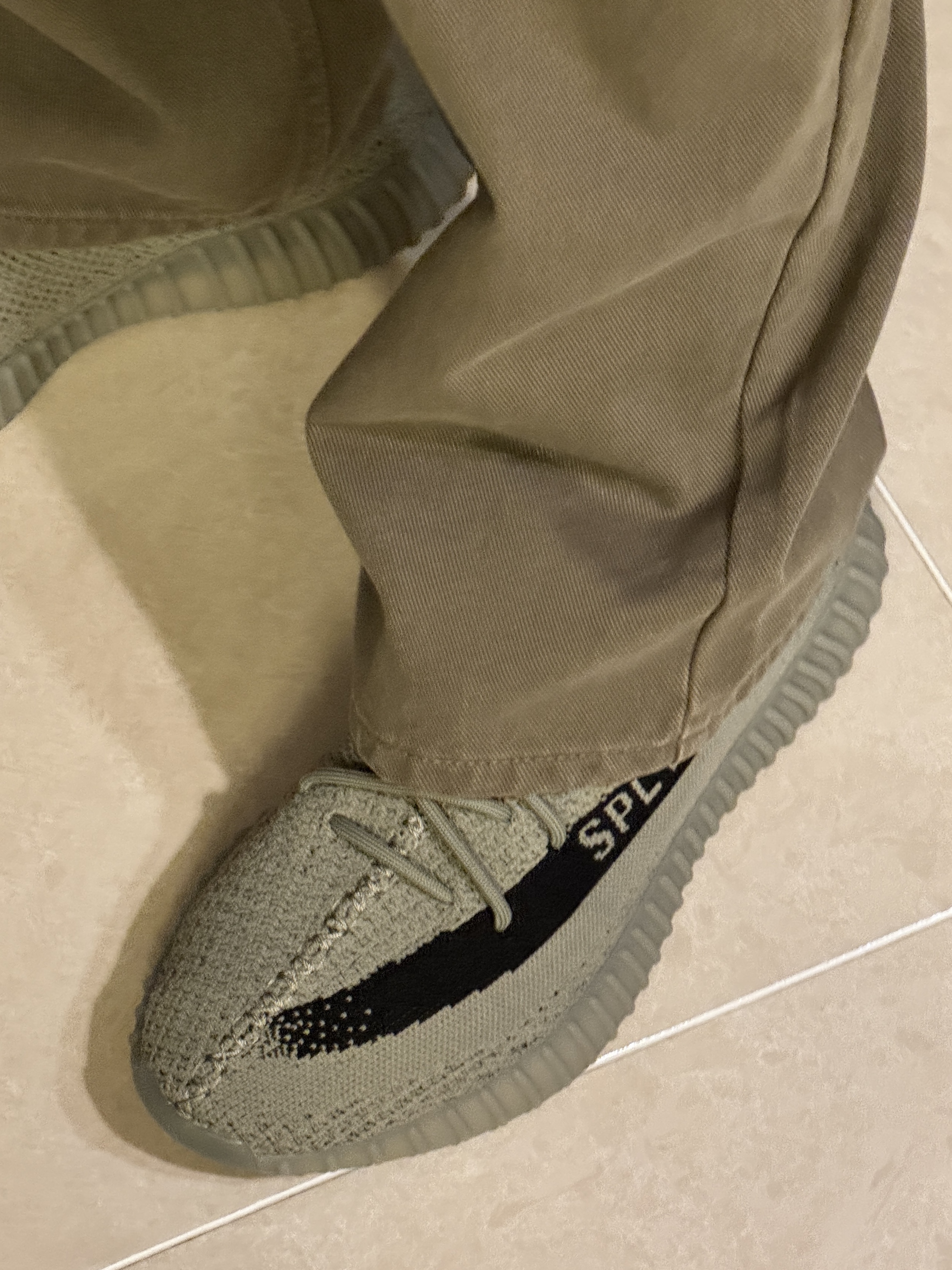Adidas Yeezy Boost 350 V2 Granite Core Black 착용 스타일