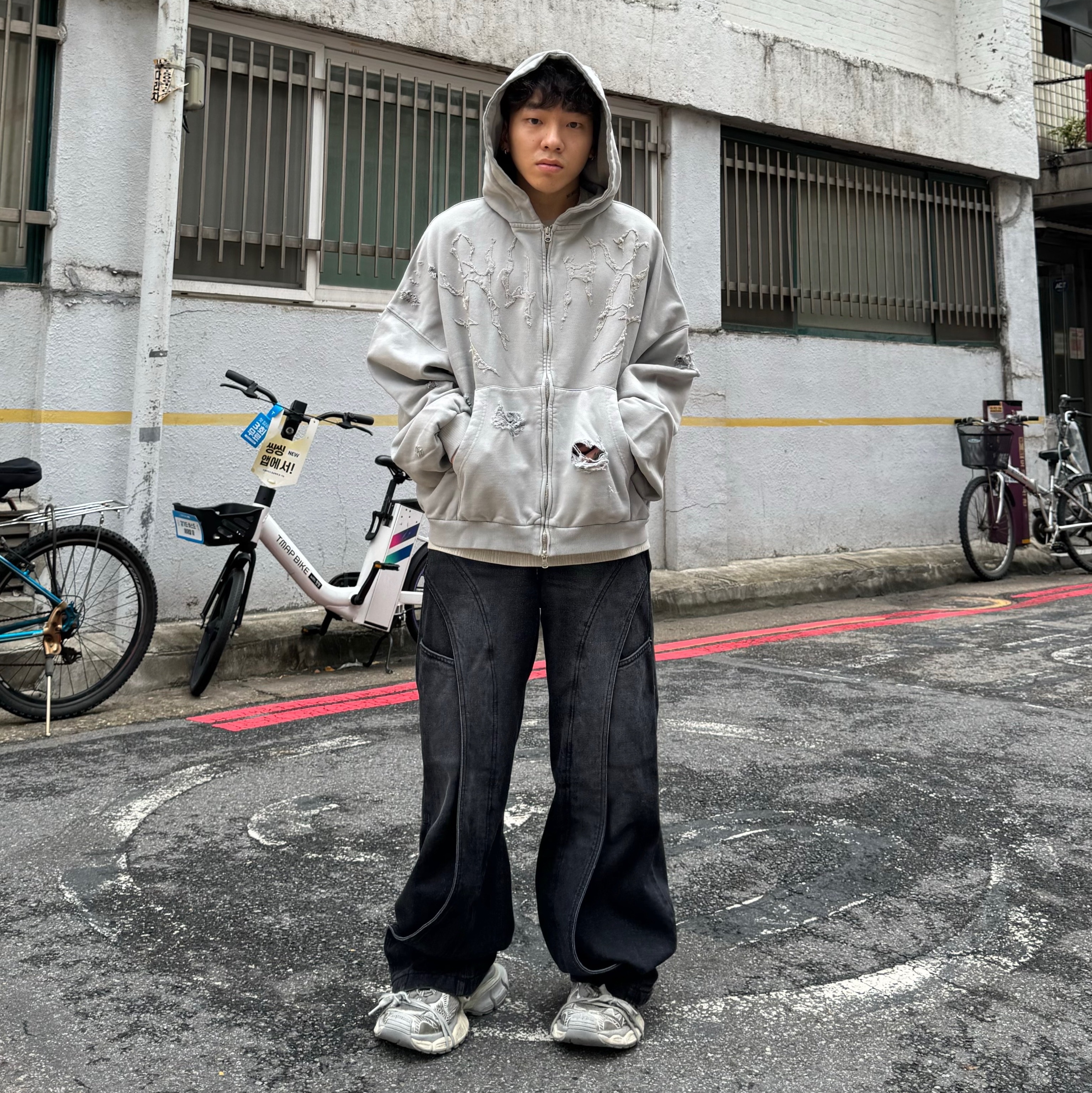 Balenciaga 3XL Sneakers Light Beige 착용 스타일 - 1