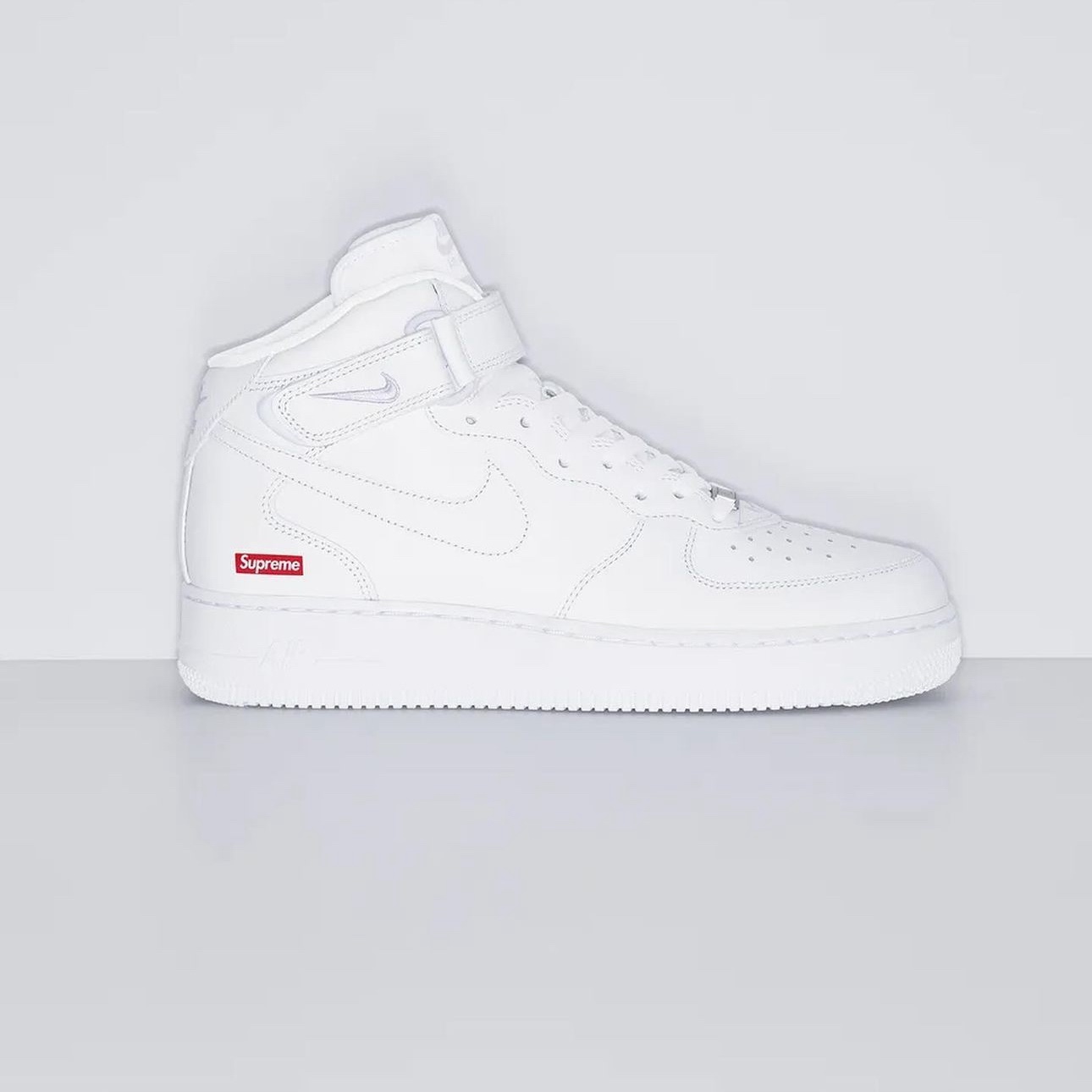 Nike x Supreme Air Force 1 Mid White 착용 스타일 - 5