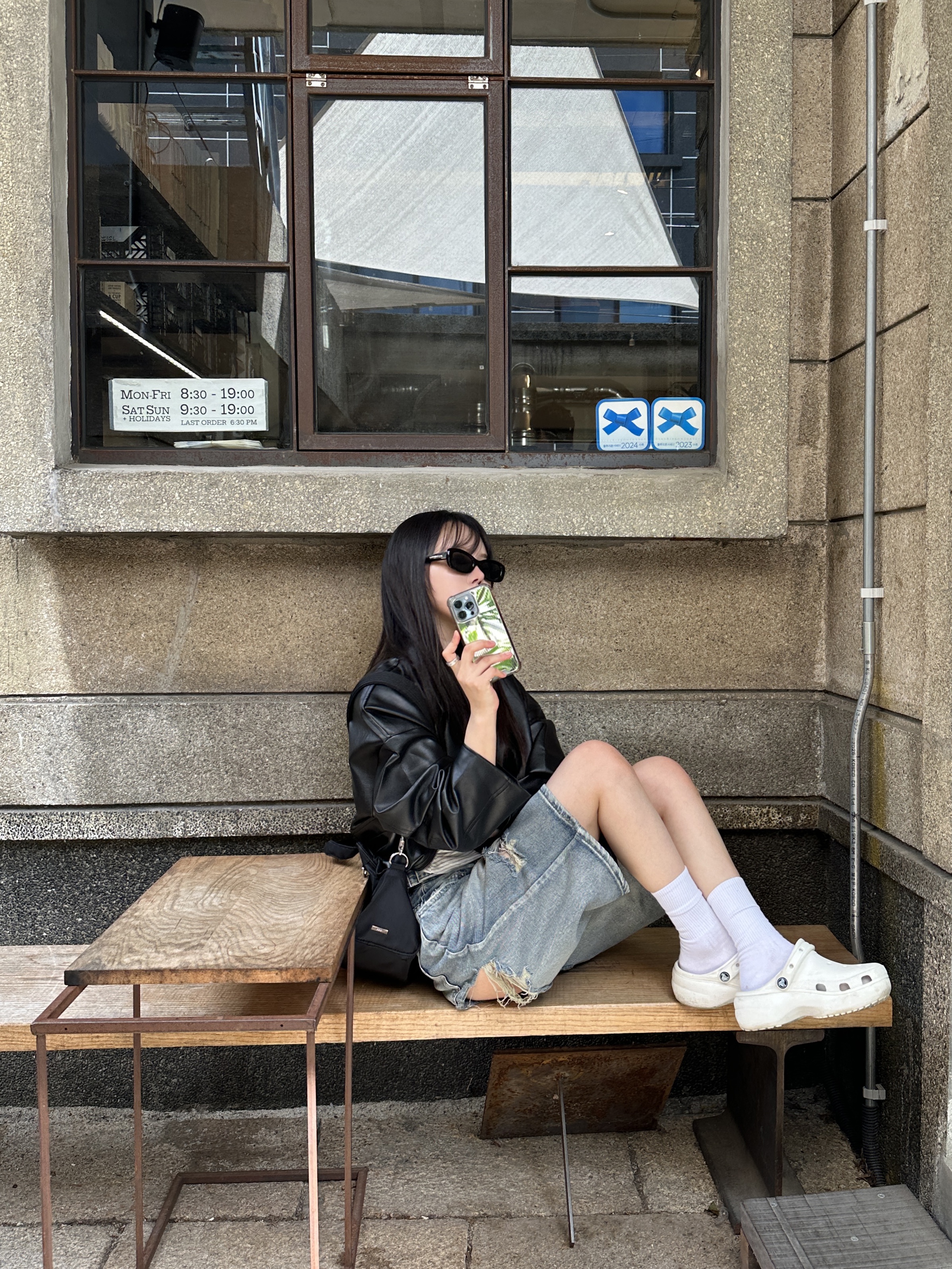 (W) Crocs Classic Platform Clog White 착용 스타일 - 3