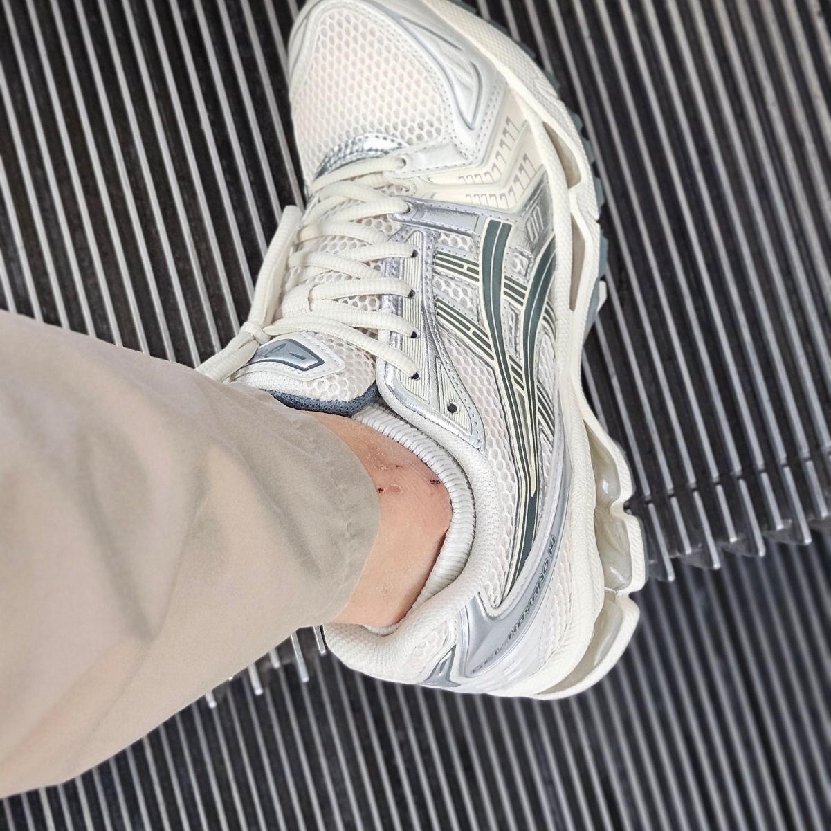 Asics Gel-Kayano 14 Birch Dark Pewter 착용 스타일