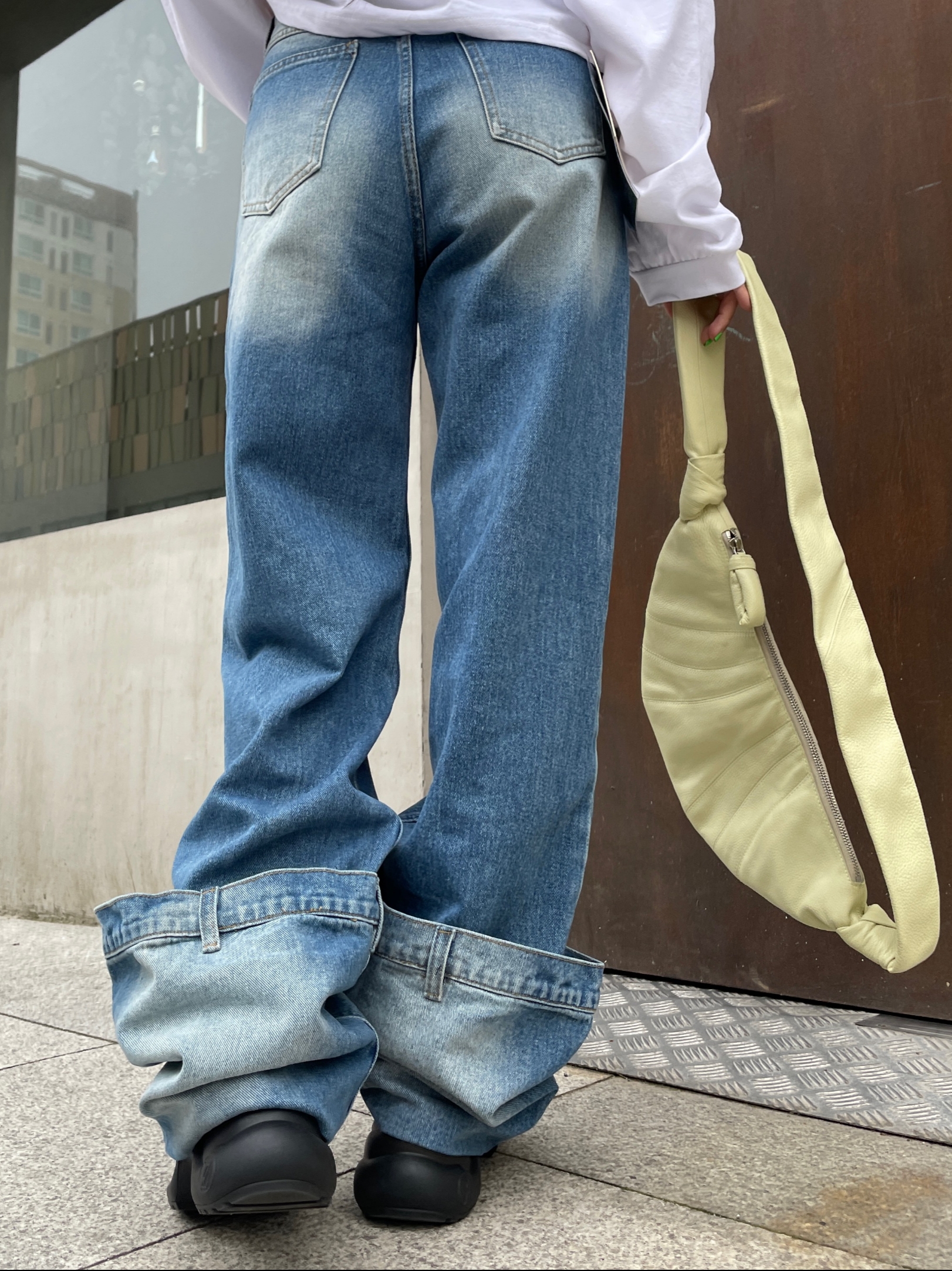 Lemaire Small Croissant Bag Soft Grained Leather Dusty Yellow, (W) Louis Vuitton LV Archlight Sneakers Black 착용 스타일 - 6