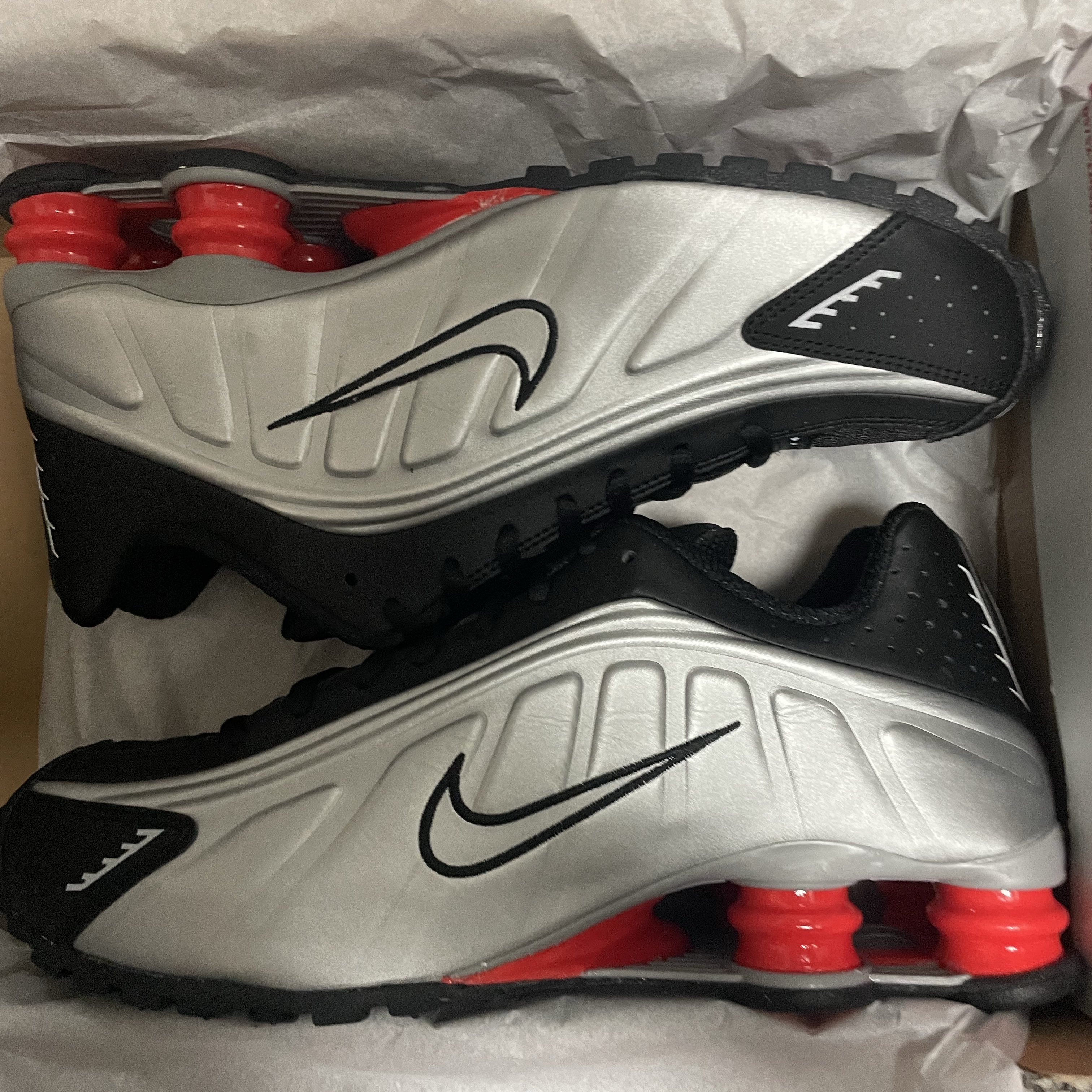 Nike Shox R4 Black and Metallic Silver 착용 스타일