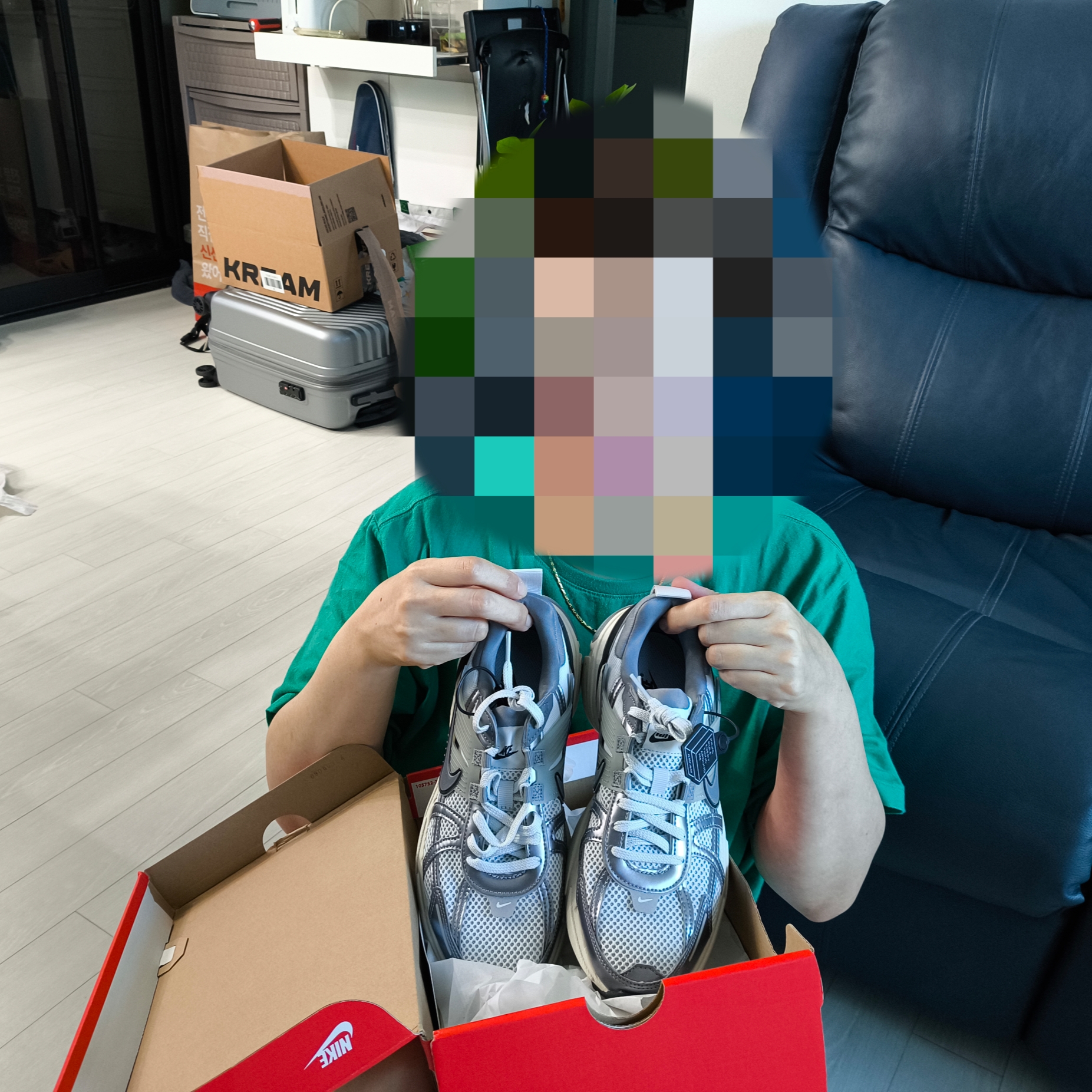 Nike V2K Run Pure Platinum Wolf Grey 착용 스타일