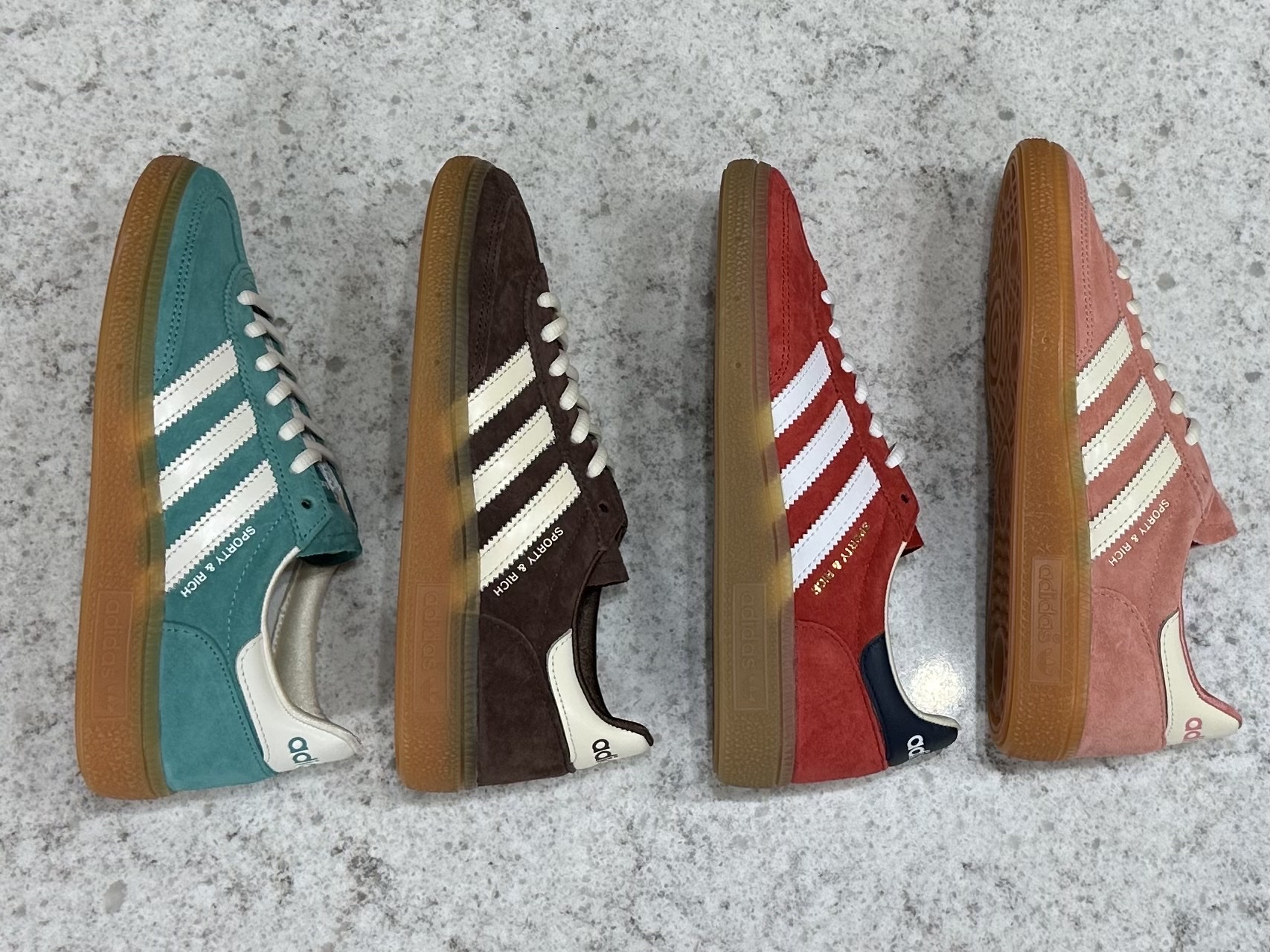 Adidas x Sporty & Rich Spezial Handball Collegiate Red Night Indigo, Adidas x Sporty & Rich Spezial Handball Auburn Cream White 착용 스타일 - 1