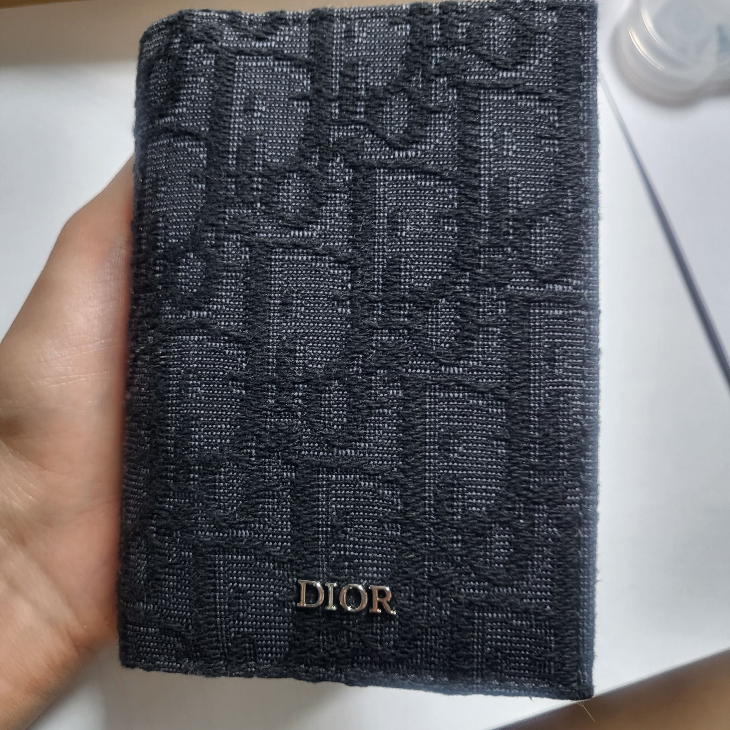 Dior Bi-Fold Card Holder Black Dior Oblique Jacquard 착용 스타일