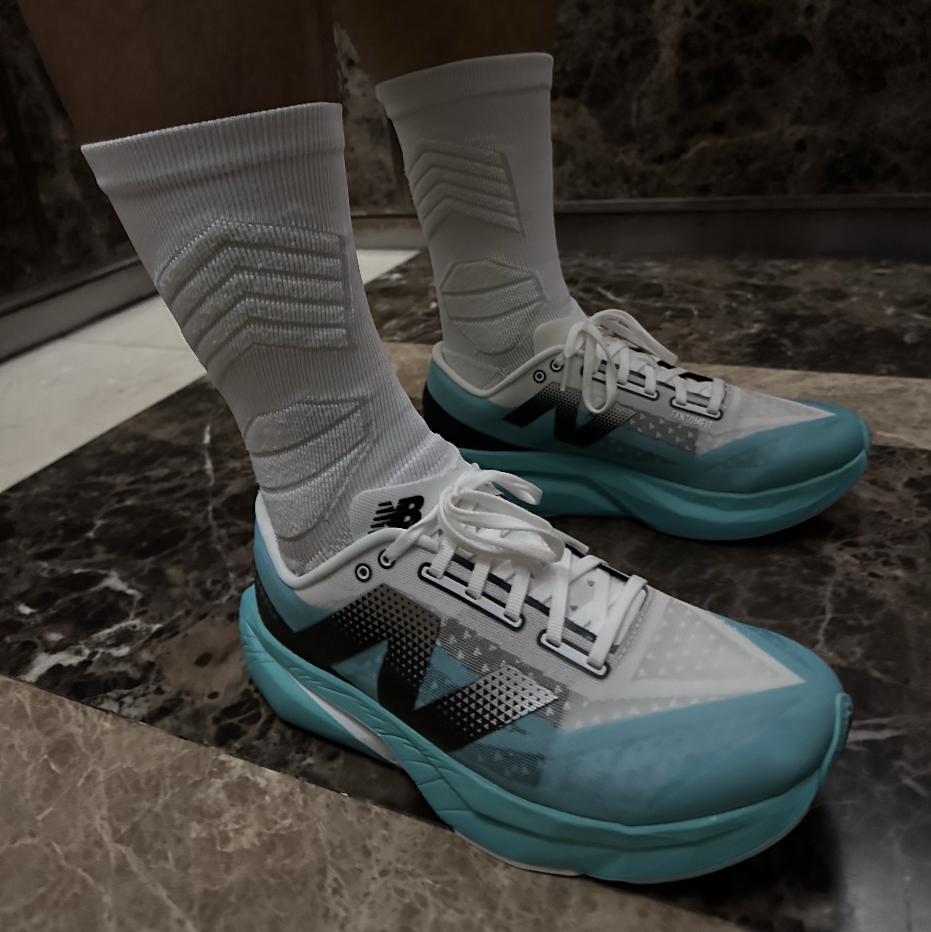 On Running Lightweight Cap Black, New Balance Fuelcell Rebel v4 Cyber Jade White - 2E Wide 착용 스타일 - 2