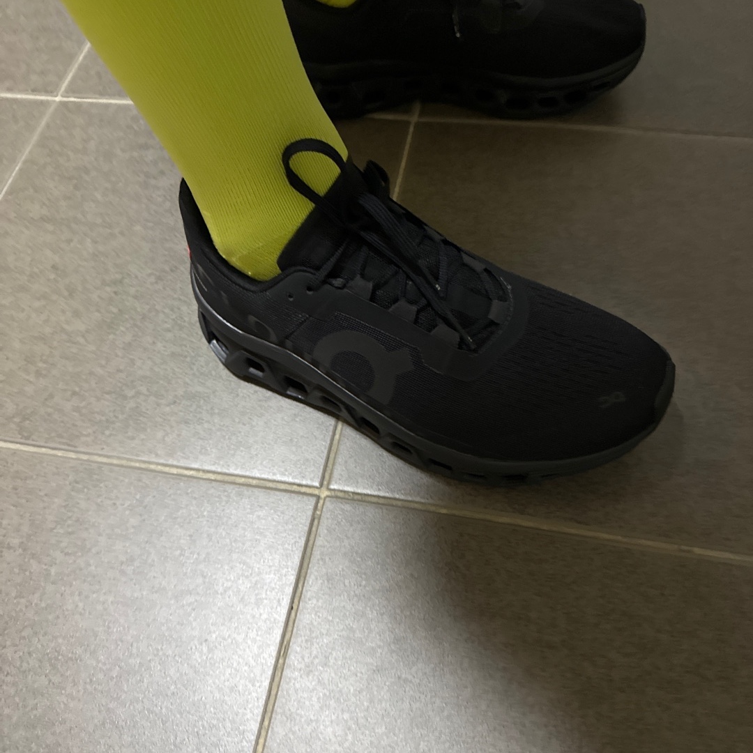 On Running Cloudmonster All Black 착용 스타일