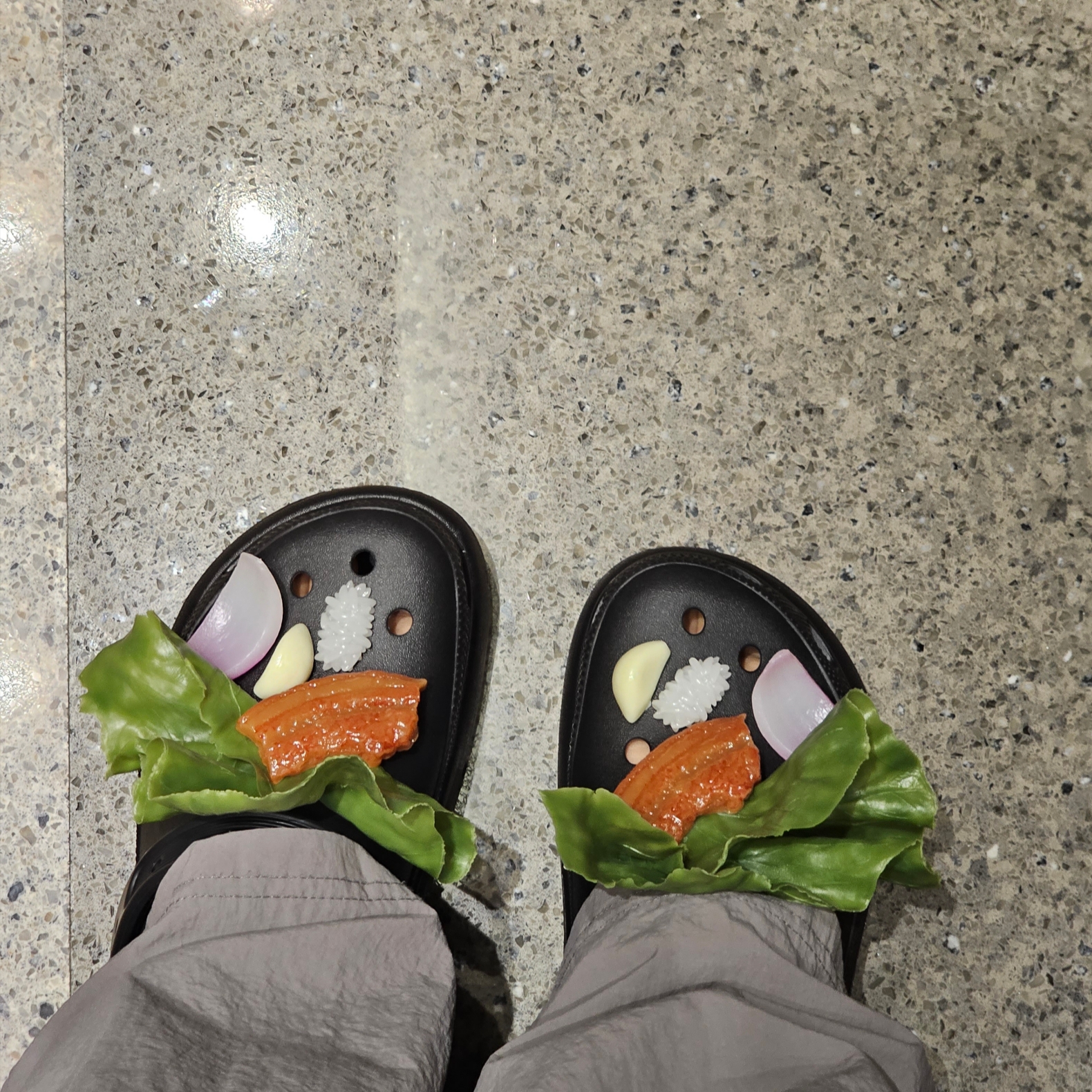 Crocs Classic Crush Clog Black 착용 스타일