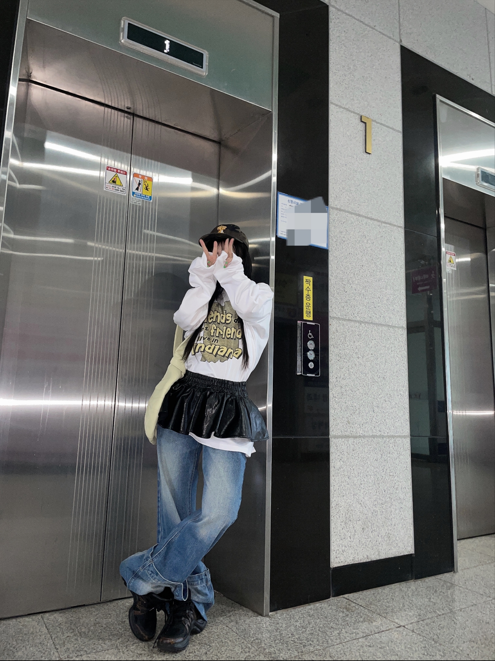 Lemaire Small Croissant Bag Soft Grained Leather Dusty Yellow, (W) Louis Vuitton LV Archlight Sneakers Black 착용 스타일 - 4