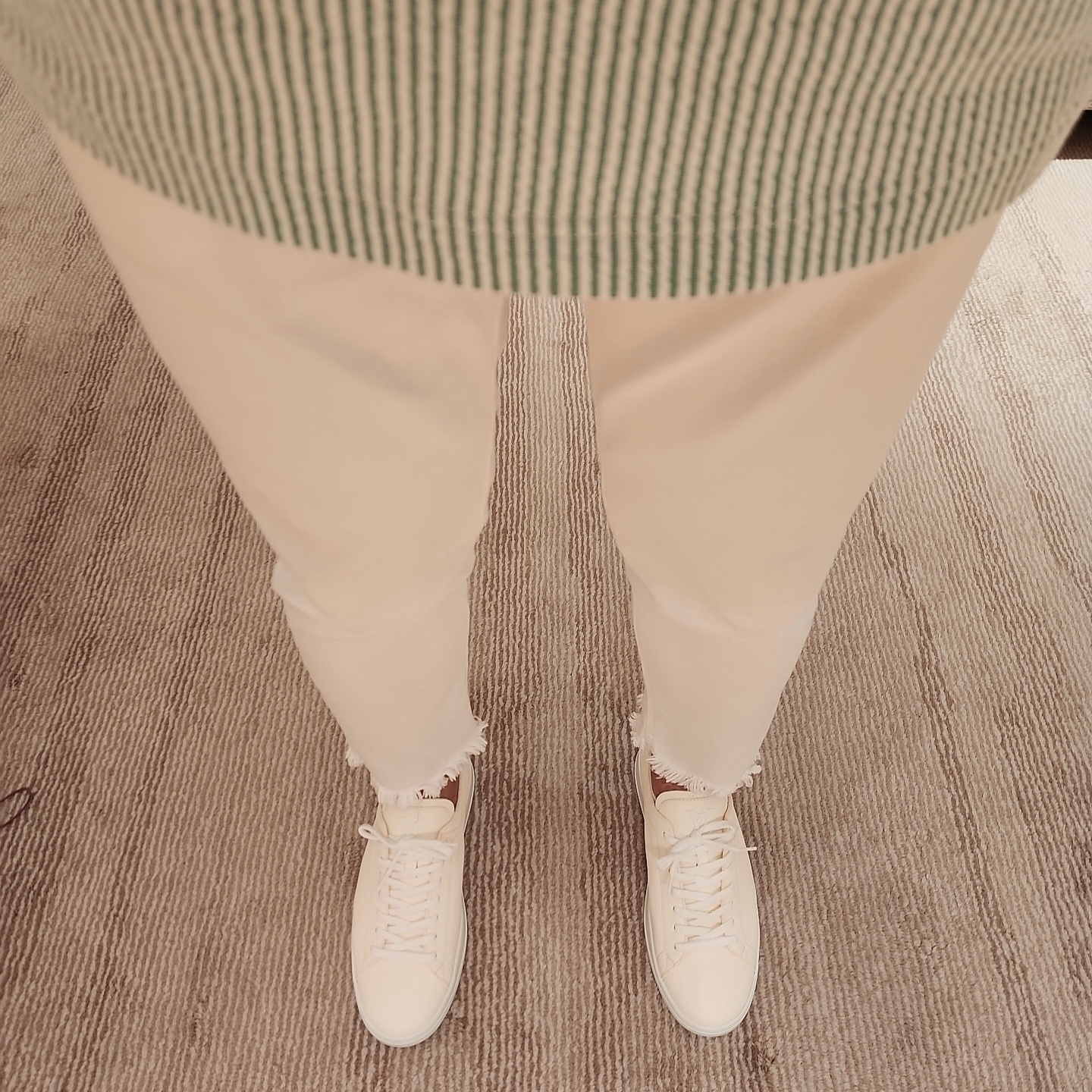 Louis Vuitton LV Resort Sneaker White 착용 스타일 - 2