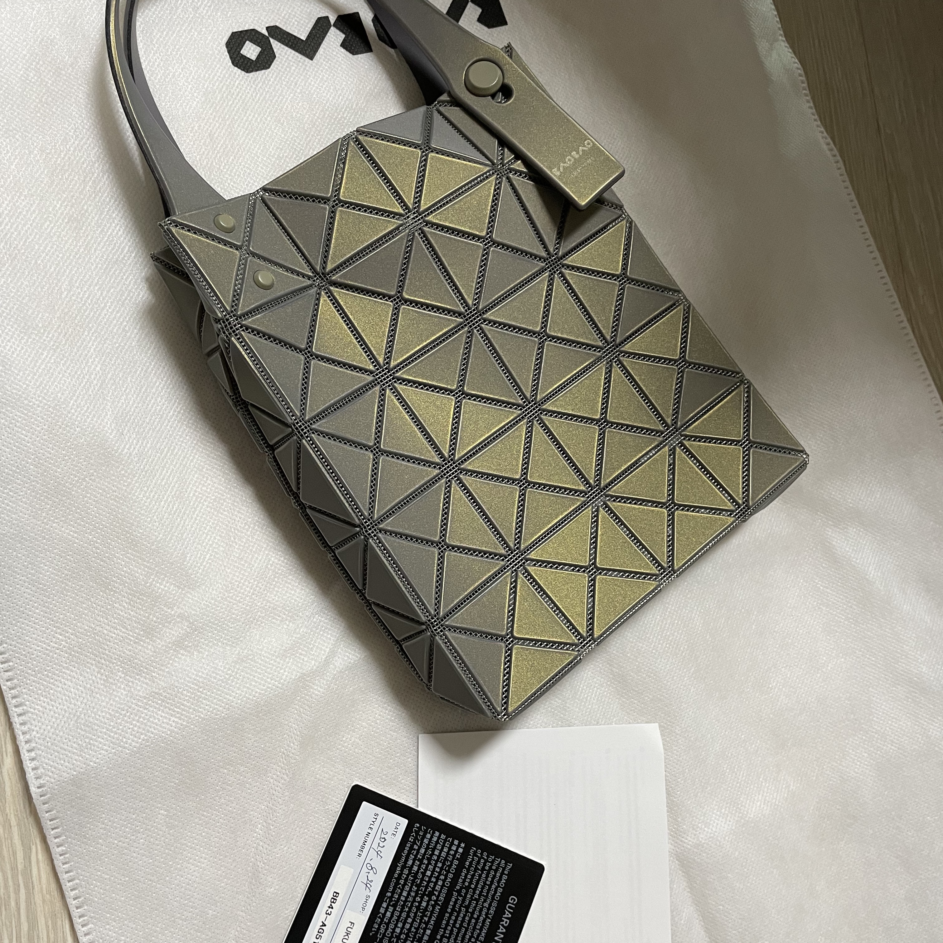Bao Bao Issey Miyake Prism Plus Tote Bag Gray 착용 스타일