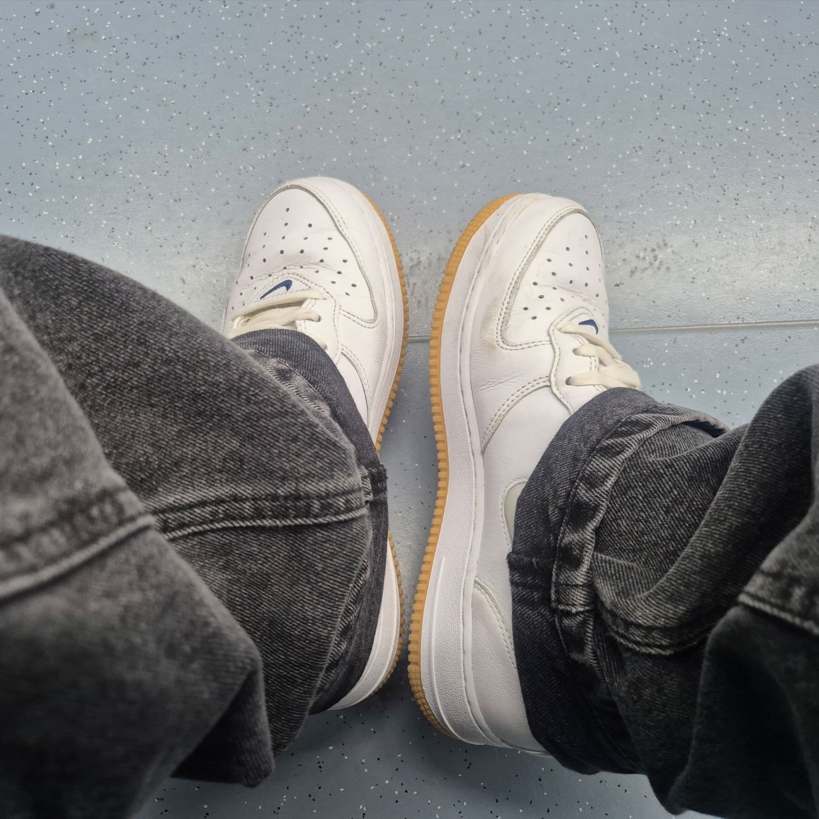 Nike Air Force 1 Mid QS NYC White Midnight Navy 착용 스타일