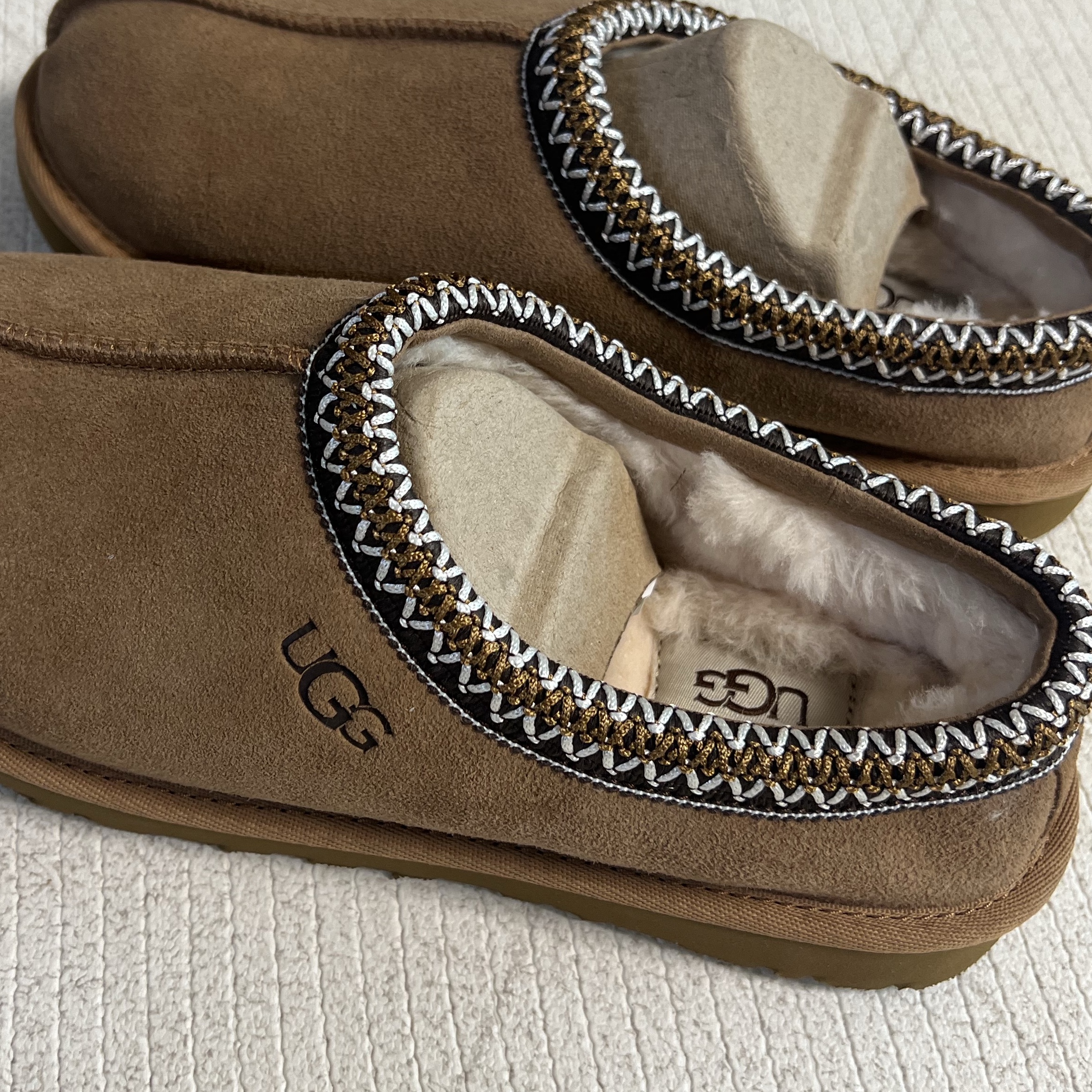 UGG Tasman Slipper Chestnut 착용 스타일