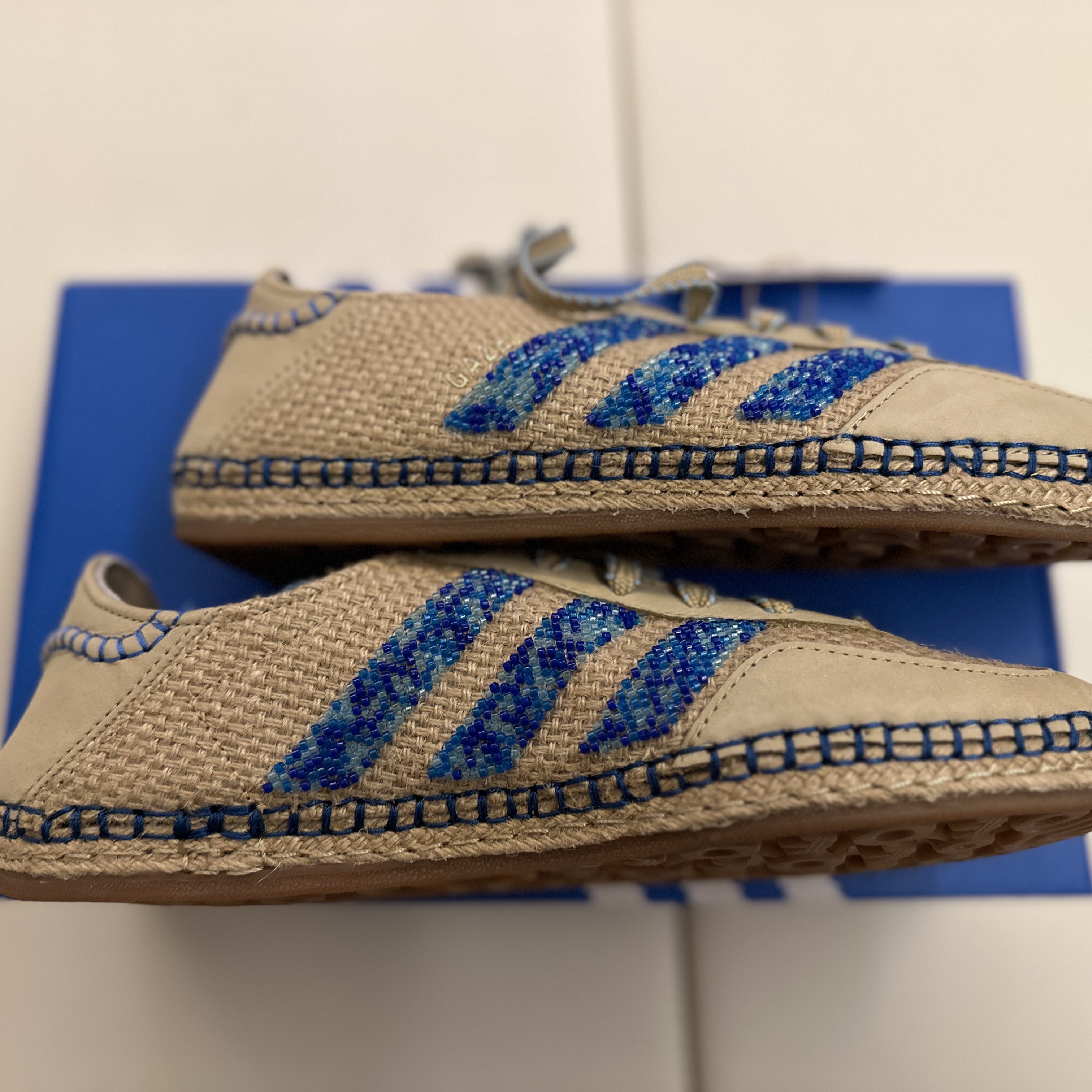 Adidas x Clot Gazelle Linen Khaki Light Blue 착용 스타일 - 4