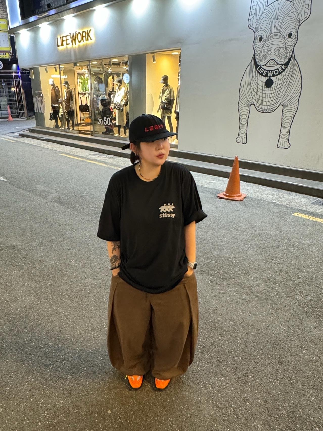 Stussy Surfwalk Pigment Dyed T-Shirt Black, Nike x Martine Rose Shox MR4 Safety Orange 착용 스타일 - 2