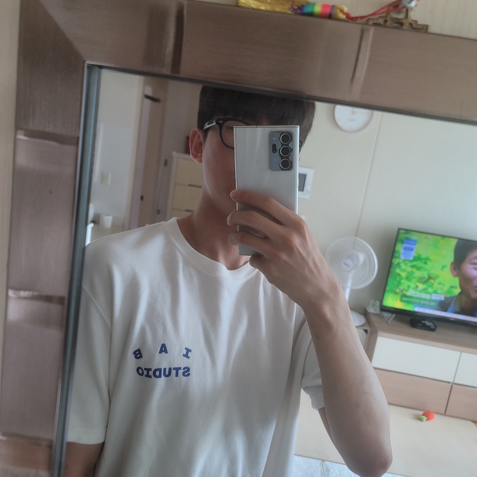 IAB Studio 10th Anniversary T-Shirts Pack White & Black (2 Pack) 착용 스타일 - 3