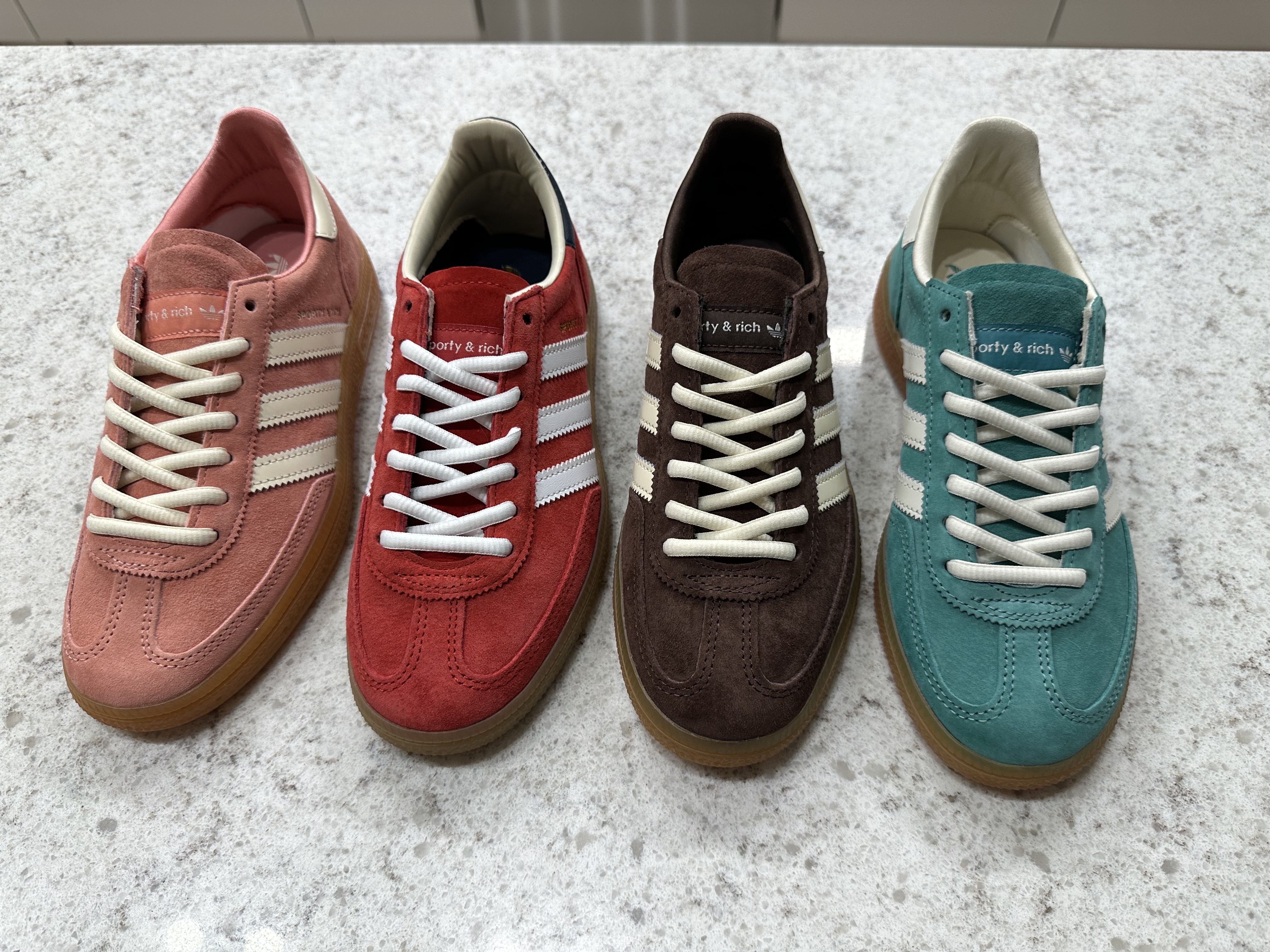 Adidas x Sporty & Rich Spezial Handball Collegiate Red Night Indigo, Adidas x Sporty & Rich Spezial Handball Auburn Cream White 착용 스타일 - 3