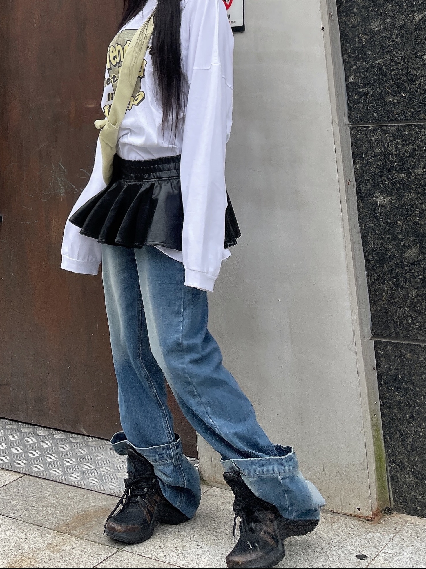 Lemaire Small Croissant Bag Soft Grained Leather Dusty Yellow, (W) Louis Vuitton LV Archlight Sneakers Black 착용 스타일 - 7