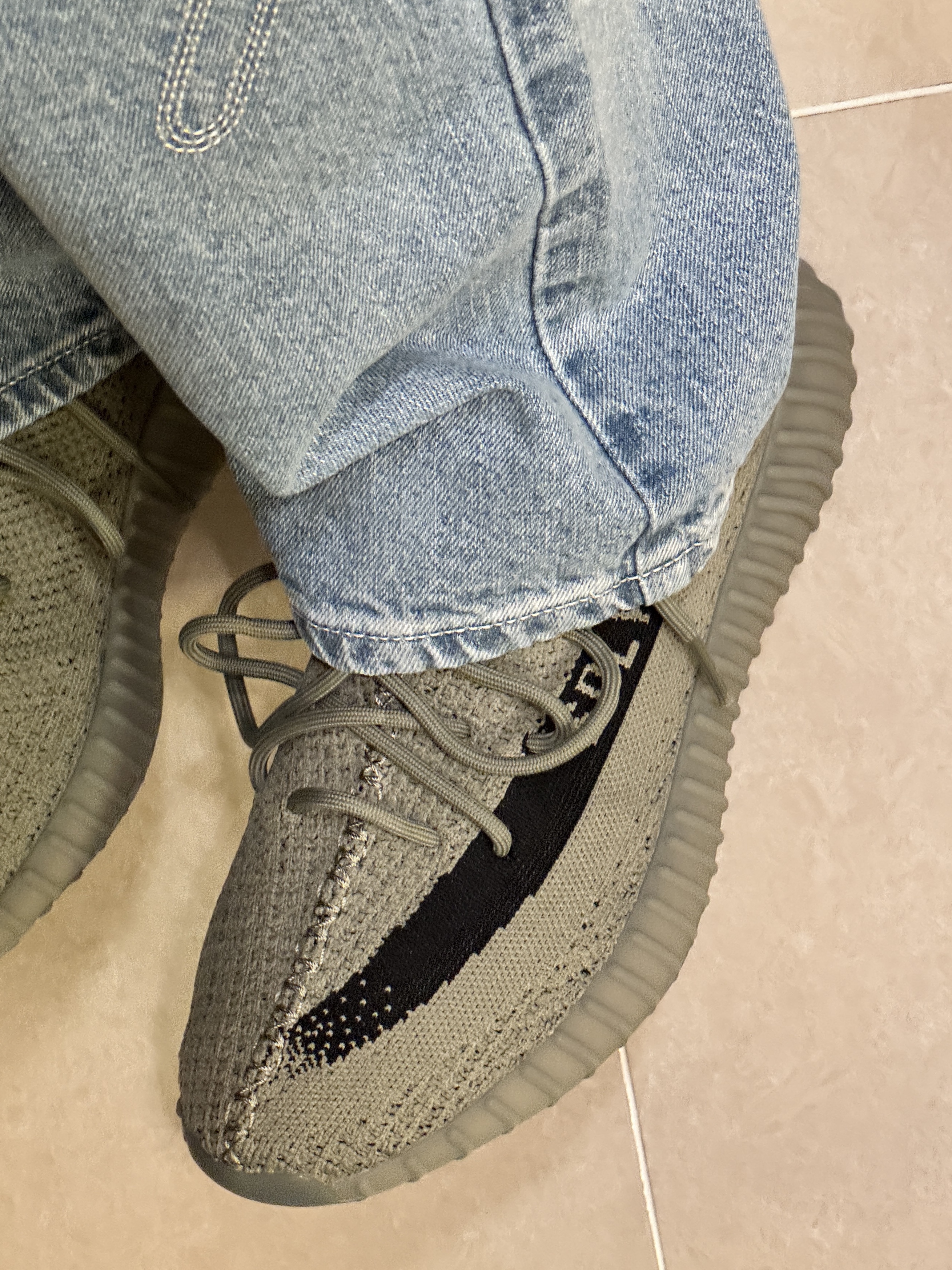 Adidas Yeezy Boost 350 V2 Granite Core Black 착용 스타일 - 1