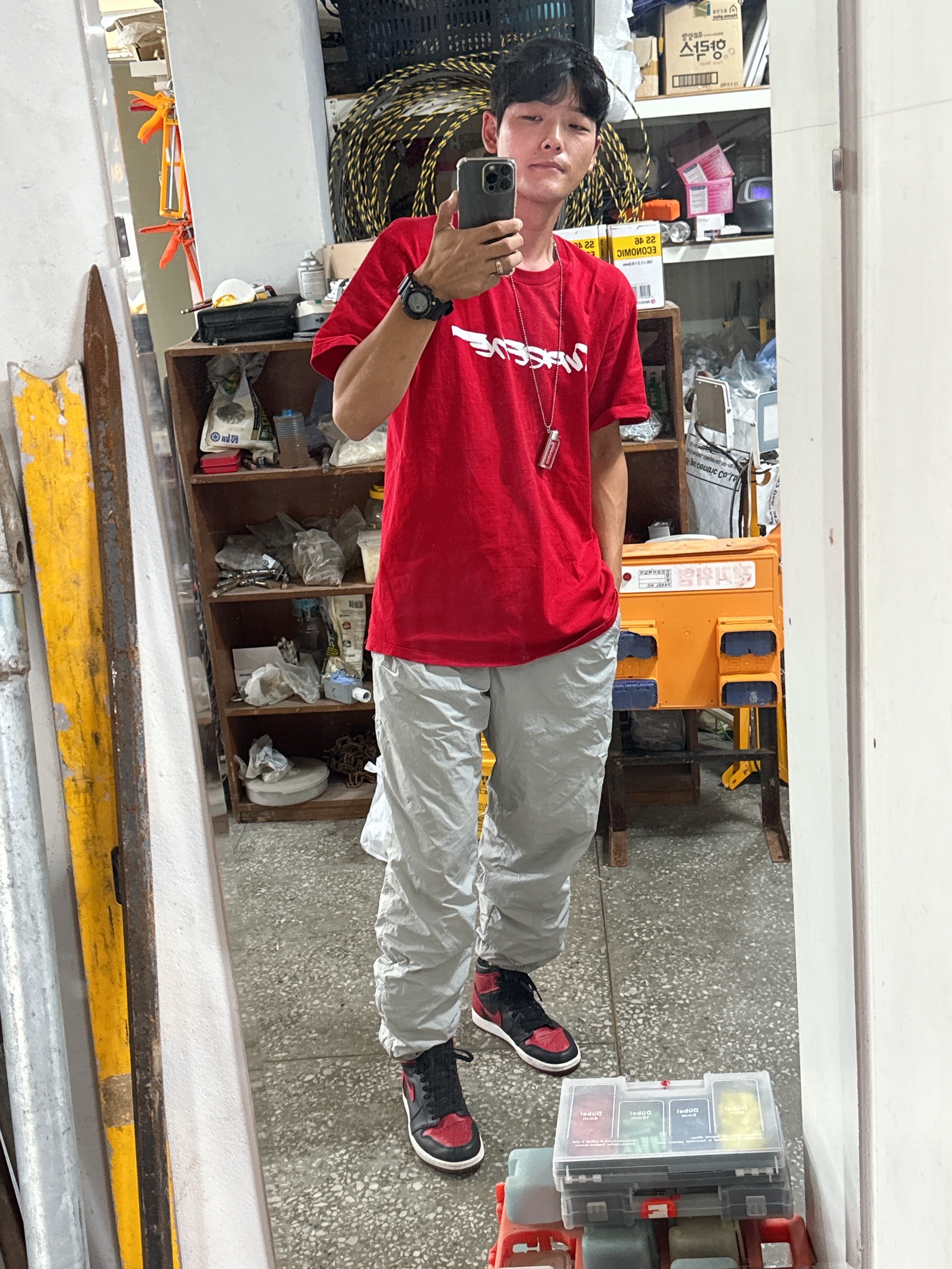 Jordan 1 Retro High OG Bred Banned 2016, Supreme Futura Logo T-Shirt Red - 20FW 착용 스타일 - 4