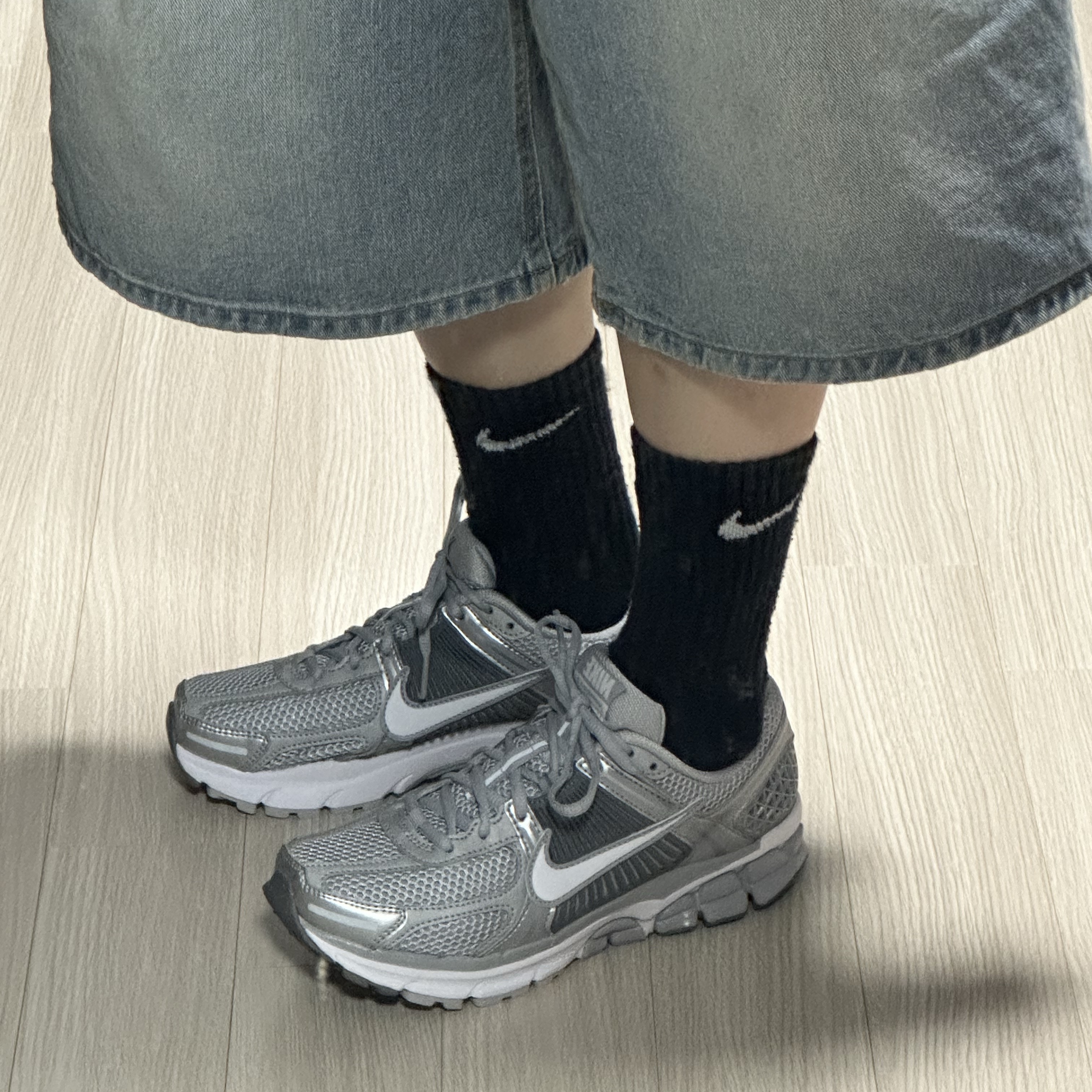 Nike Zoom Vomero 5 Wolf Grey White 착용 스타일 - 1