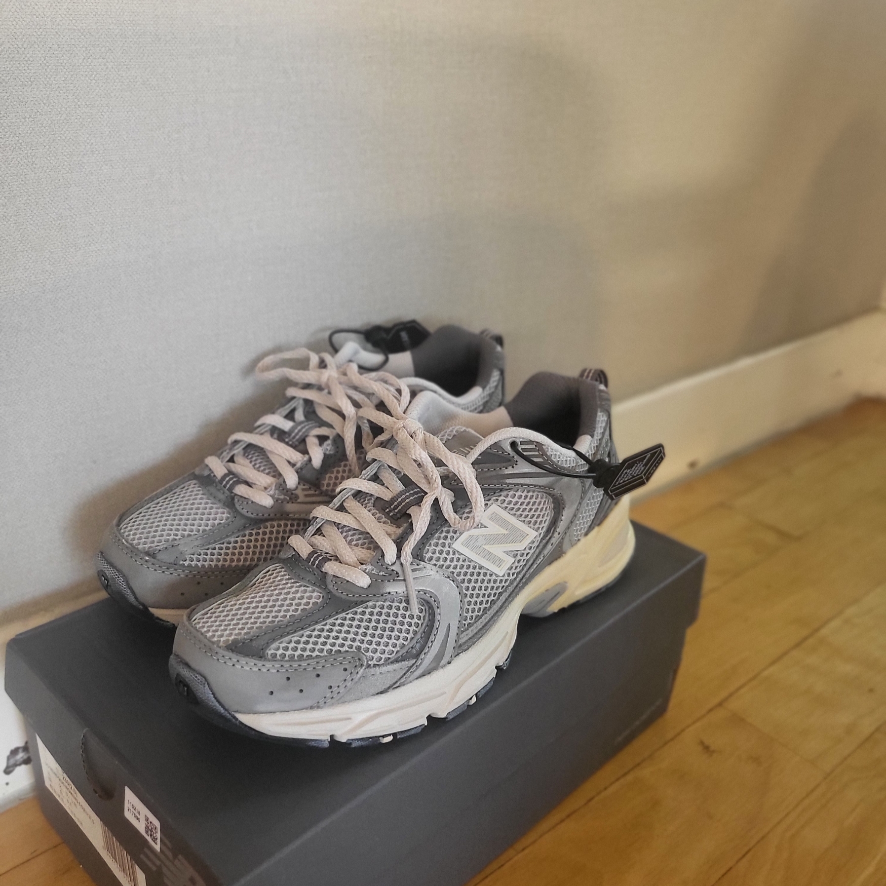 New Balance 530 Premium Vintage Grey Matter 착용 스타일
