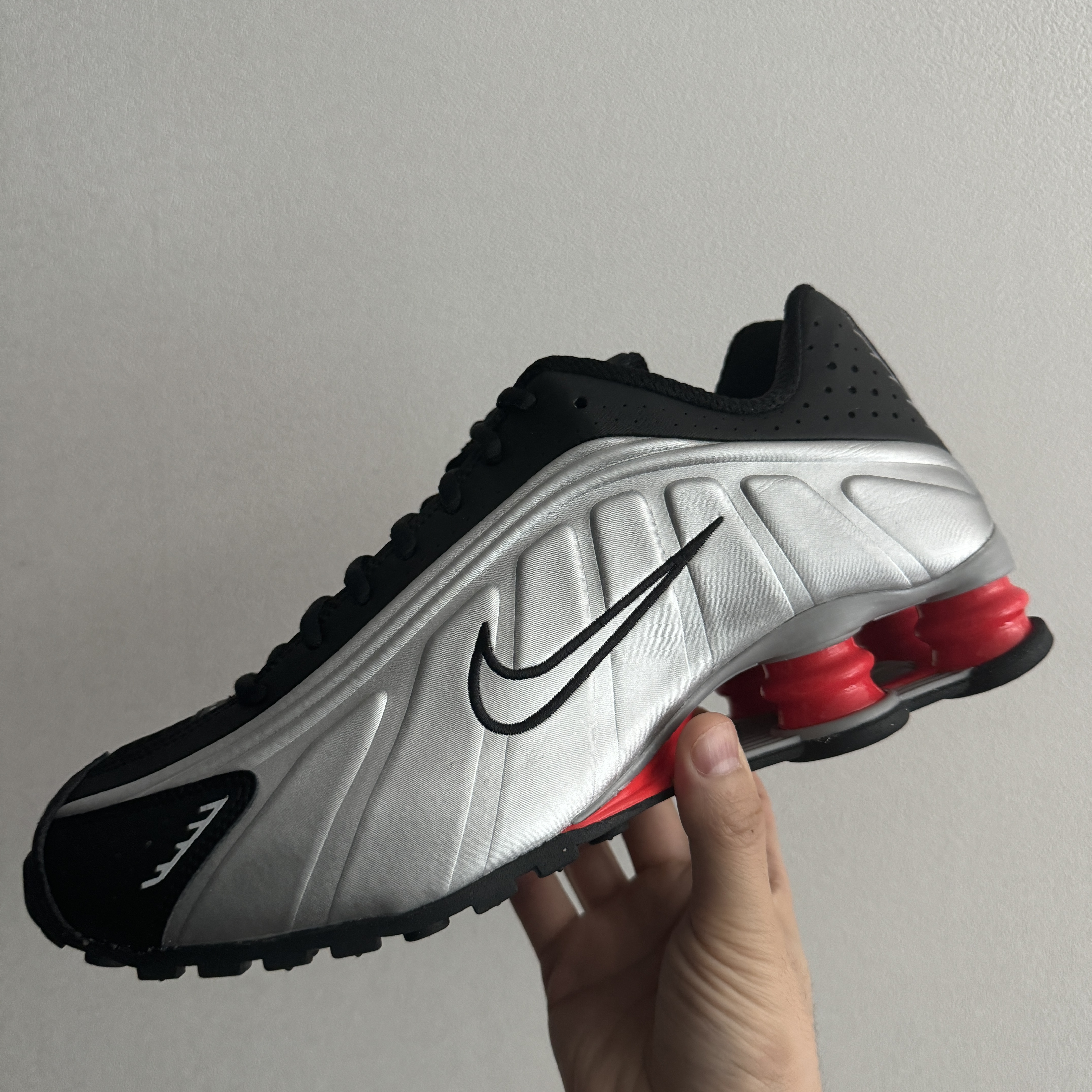 Nike Shox R4 Black and Metallic Silver 착용 스타일