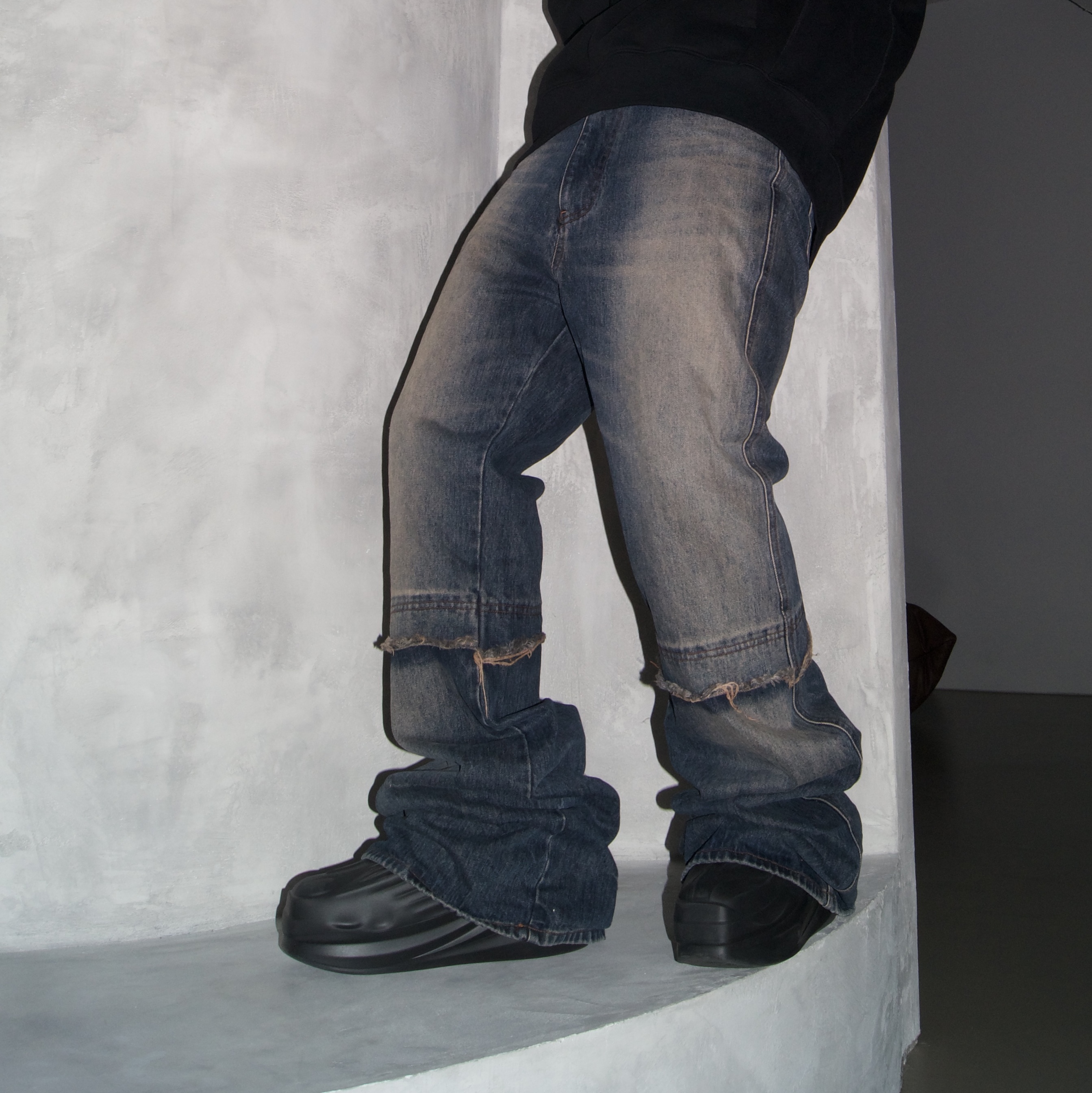 OMO Layered Flared Jean Mud Blue, 1017 Alyx 9SM Mono Boot Black 착용 스타일 - 1