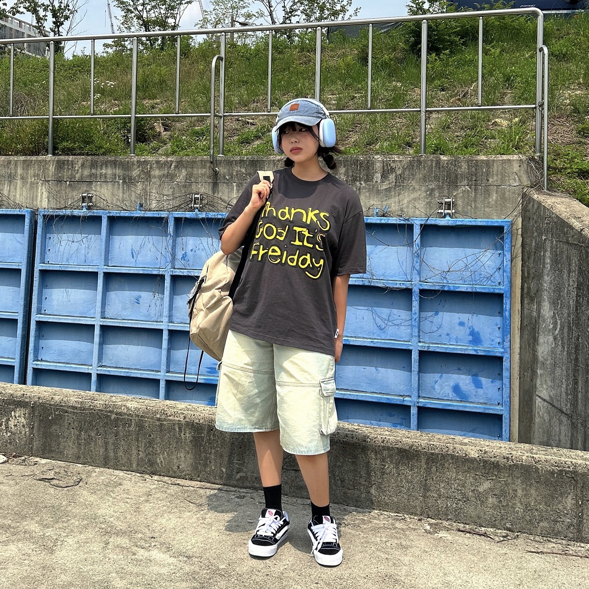 Apple AirPods Max Lightning Silver (Korean Ver.), Vans Knu-Skool Black True White 착용 스타일 - 1