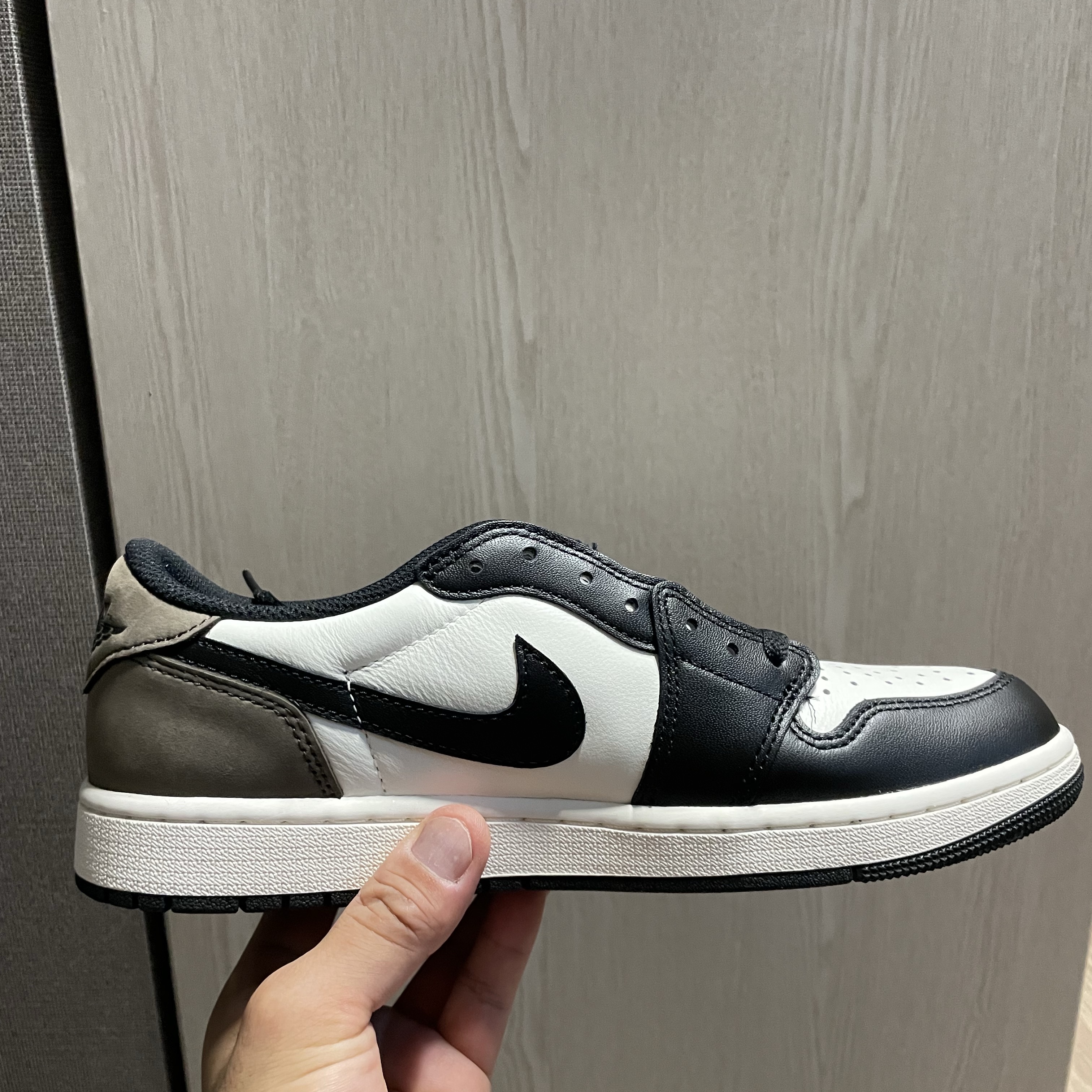 Jordan 1 Retro Low OG Mocha 착용 스타일 - 2