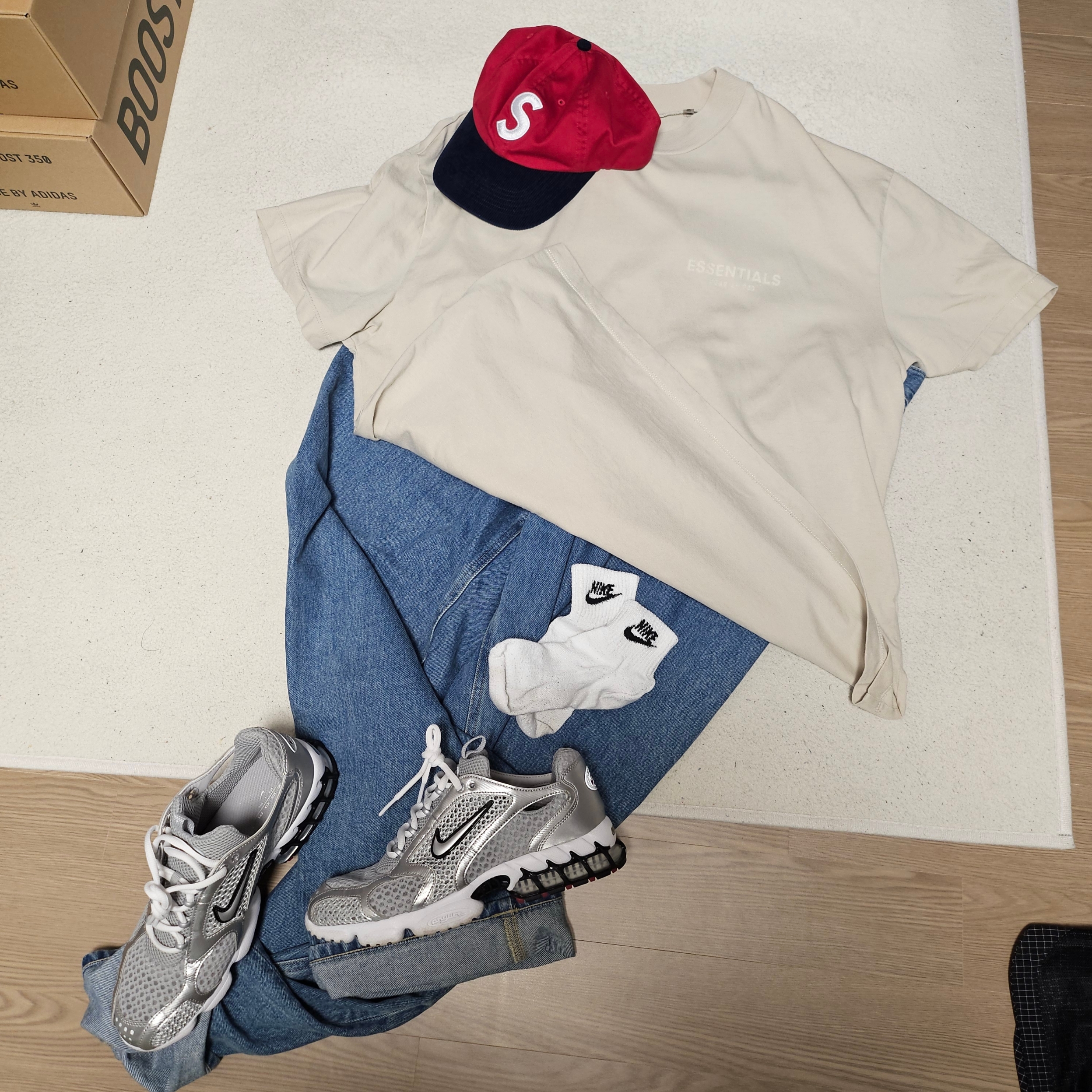 Supreme 2-Tone S Logo 6-Panel Red - 24SS, Essentials T-Shirt Wheat - 22SS 착용 스타일