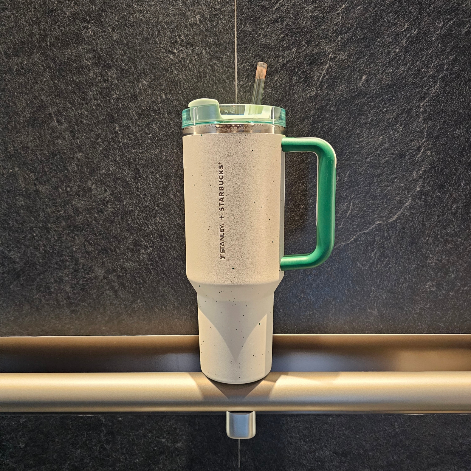 Starbucks 24 SS Stanley Green Pebble Quencher Tumbler 1183ml 착용 스타일