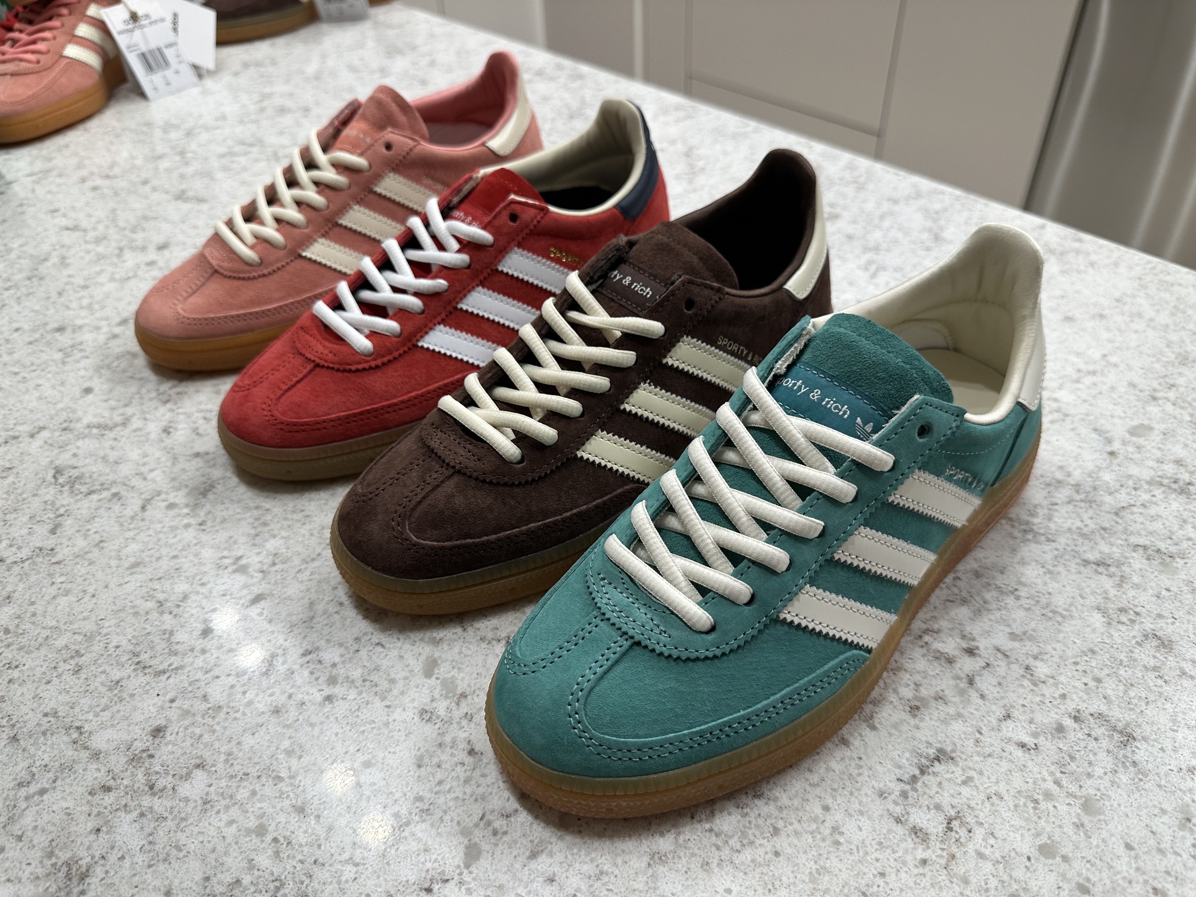 Adidas x Sporty & Rich Spezial Handball Collegiate Red Night Indigo, Adidas x Sporty & Rich Spezial Handball Auburn Cream White 착용 스타일 - 2
