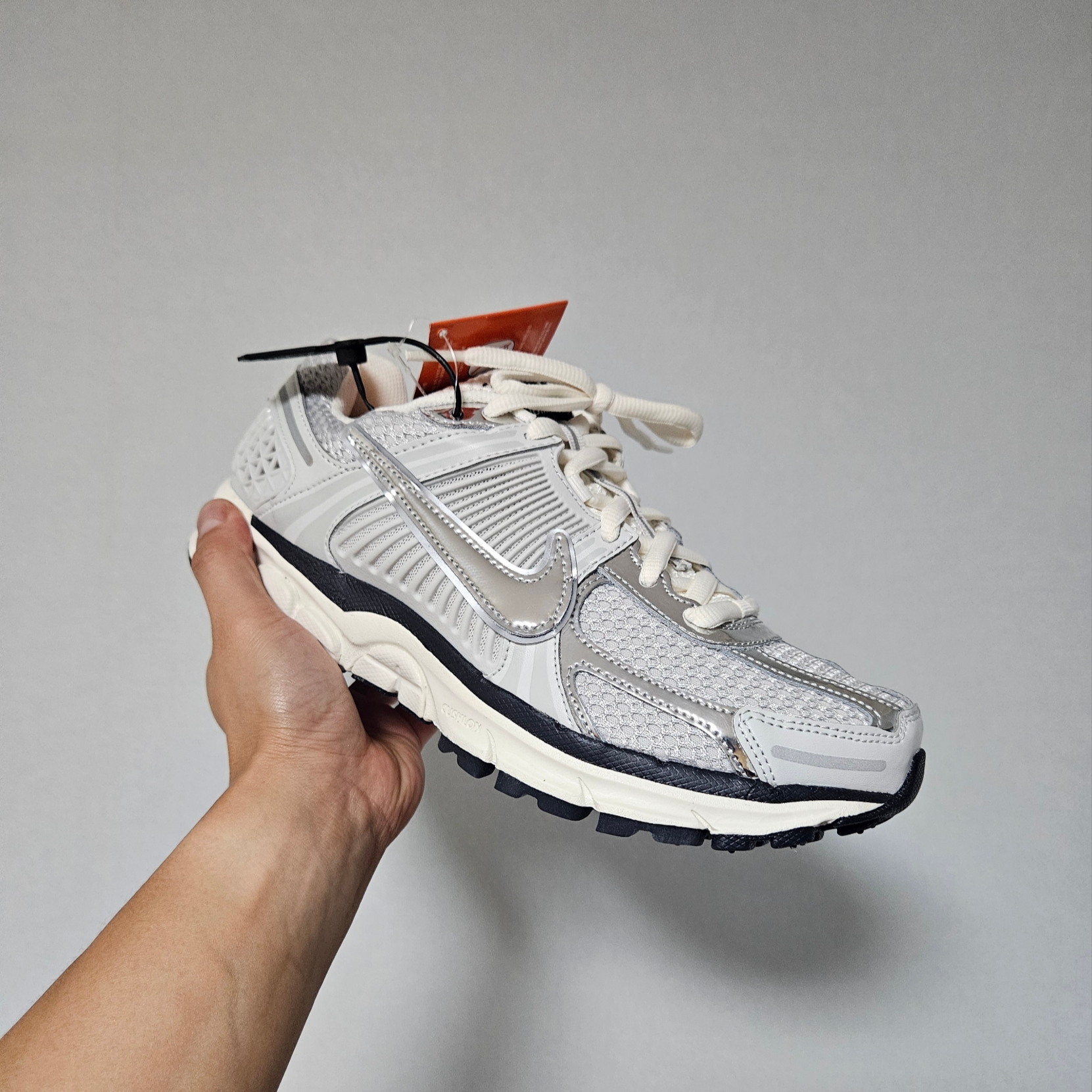 Nike Zoom Vomero 5 Photon Dust Gridiron 착용 스타일